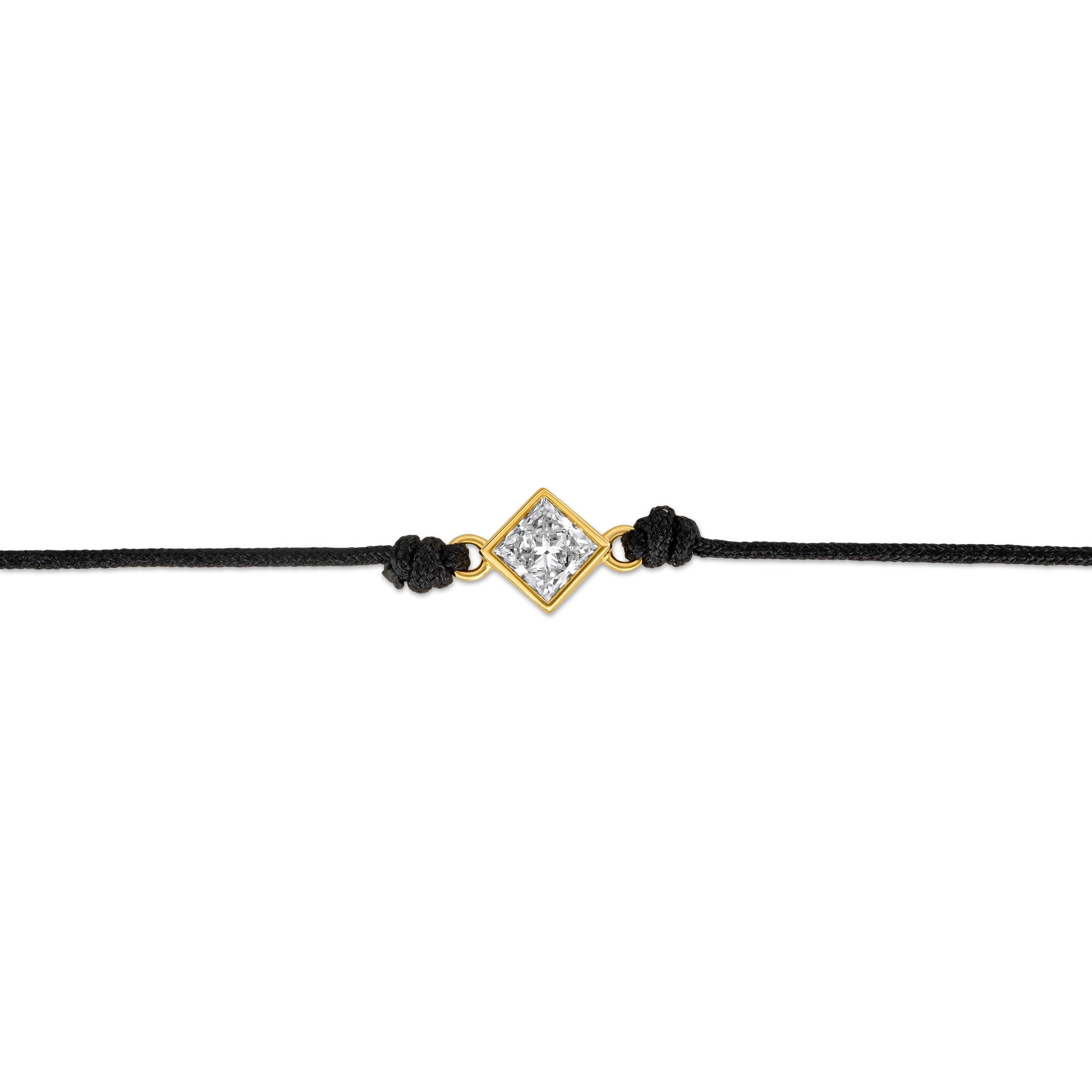 Detailansicht von einem schwarzen Cord-Armband mit einem Labordiamanten im Princessschliff in Zargenfassun.