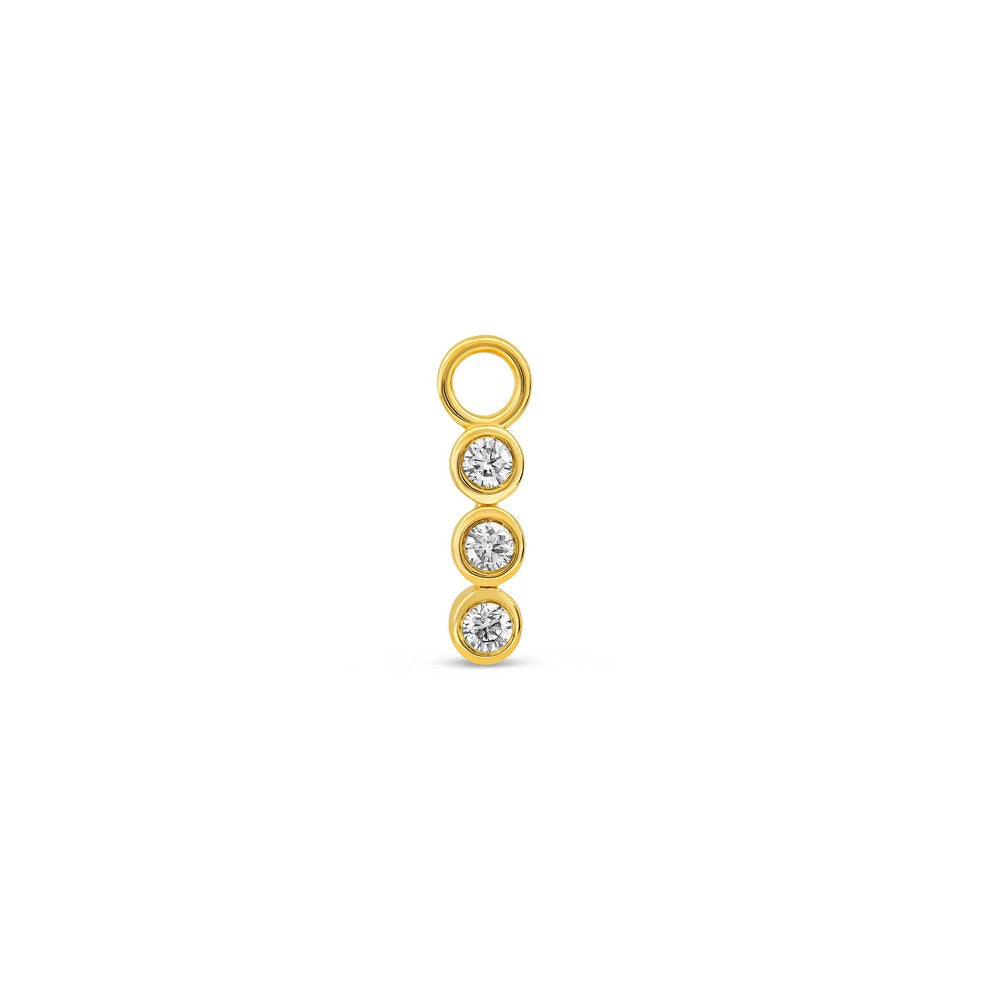 Ein einzelner Diamant-Charm besetzt mit drei Labordiamanten im runden Brillantschliff auf weißem Hintergrund.