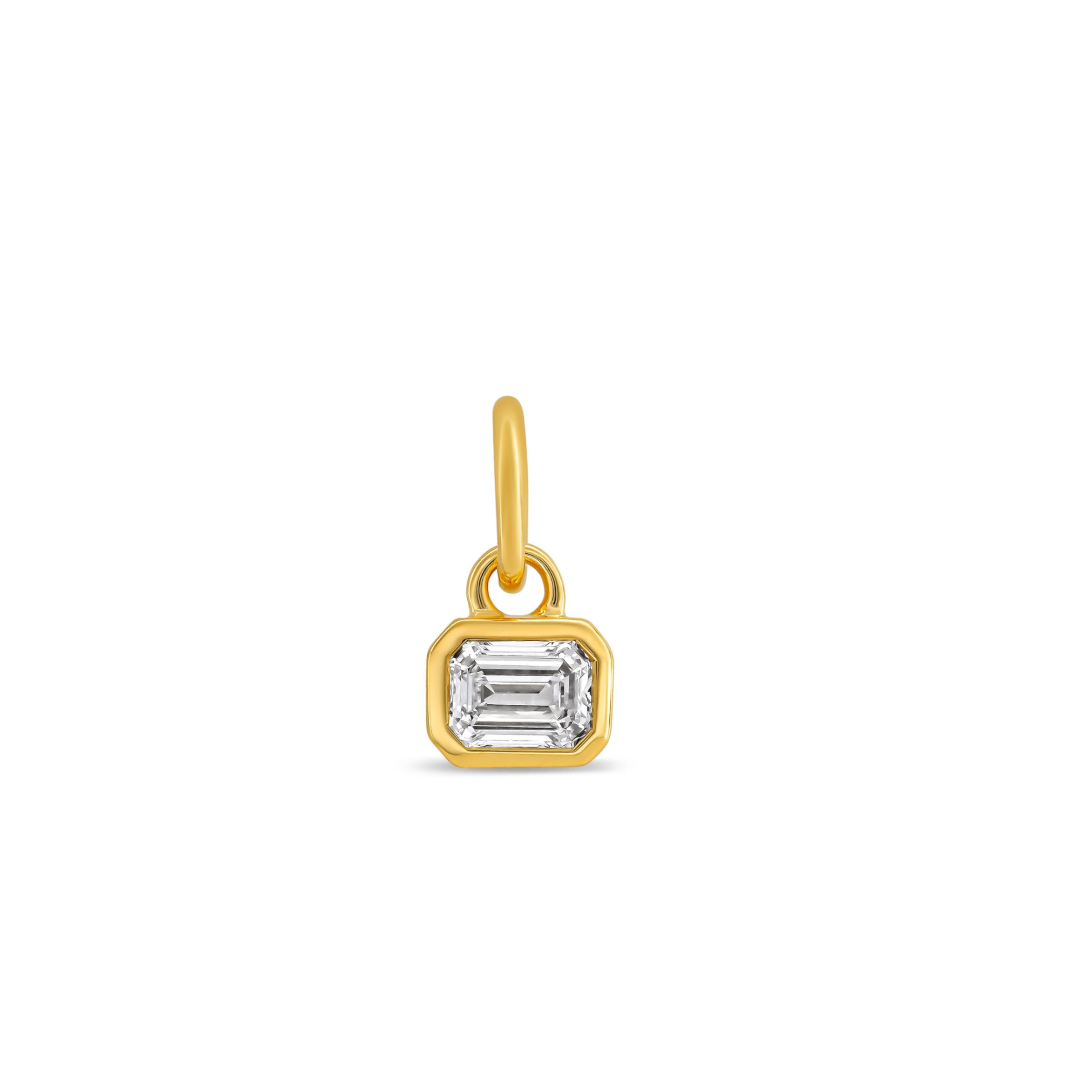 Ein goldener Anhänger mit einem Labordiamanten in Oktagonform auf weißem Hintergrund.