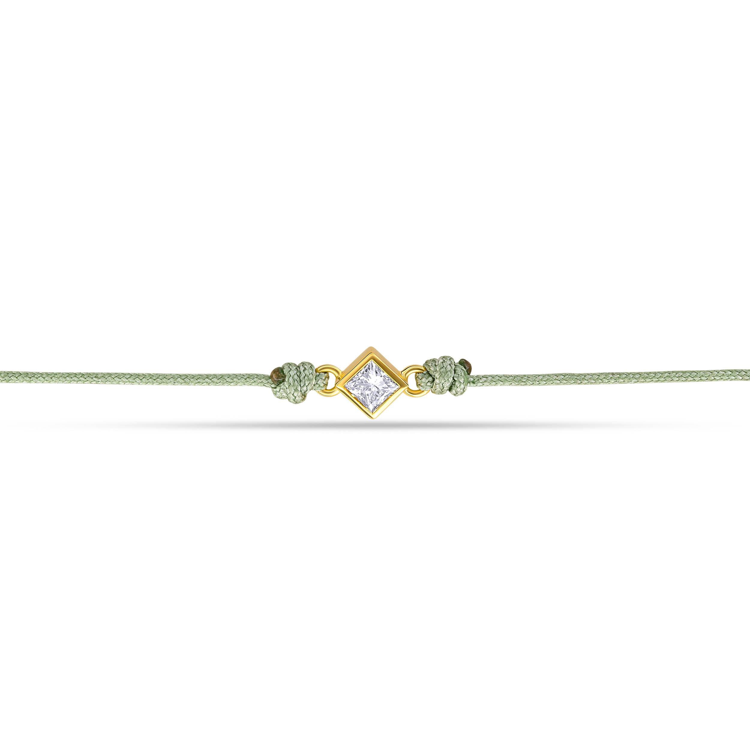 Detailansicht von einem grünen Cord-Armband mit einem kleinen Labordiamanten im Princessschliff auf weißem Hintergrund.