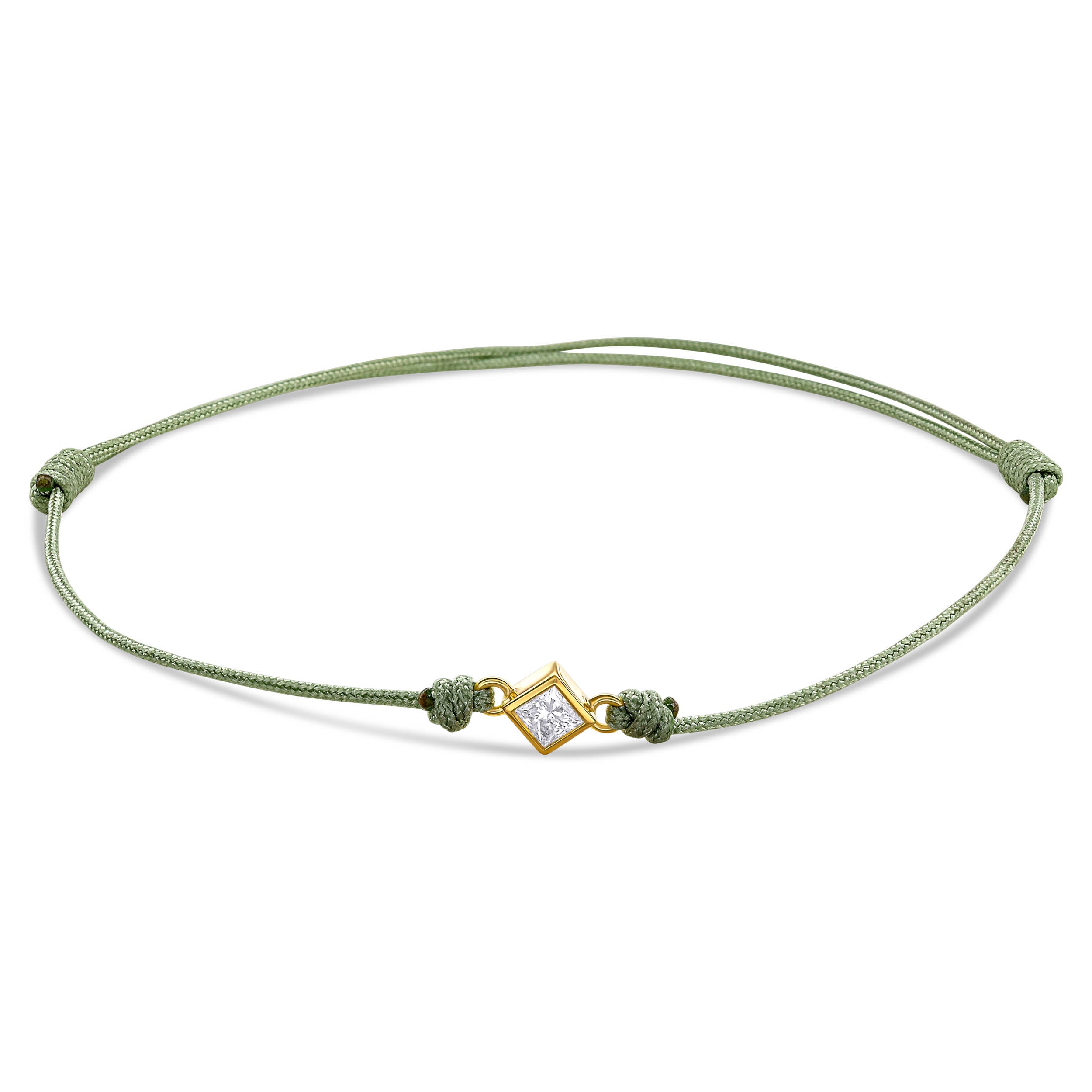 Ein grünes Cord-Armband mit einem Labordiamanten im Princessschliff in Zargenfassung auf weißem Hintergrund.