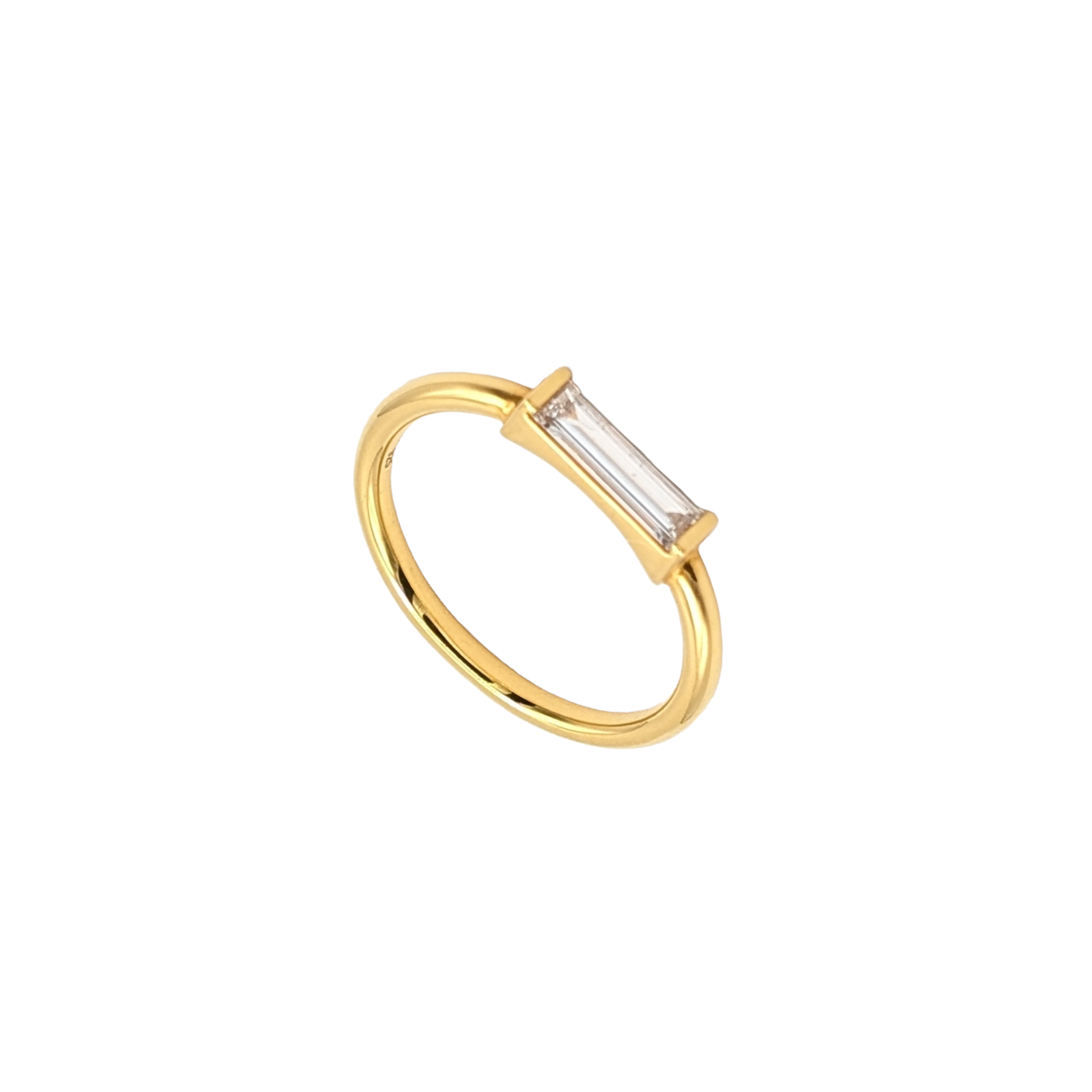 Vergoldeter Ring mit einem länglich geschliffenen Labordiamanten vor weißem Hintergrund.