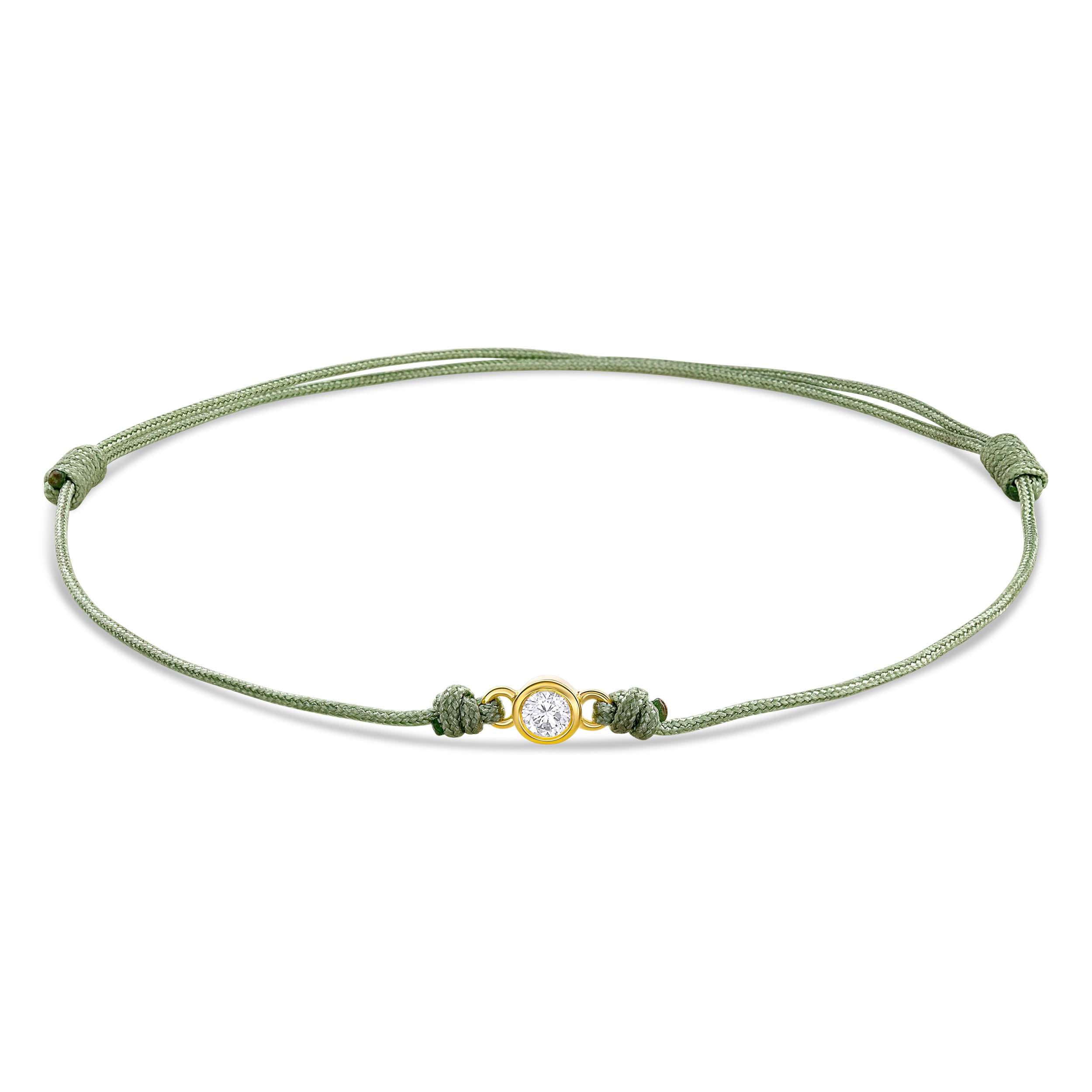 Ein grünes Cord-Armband mit einem Labordiamanten im Brillantschliff in Zargenfassung auf weißem Hintergrund.