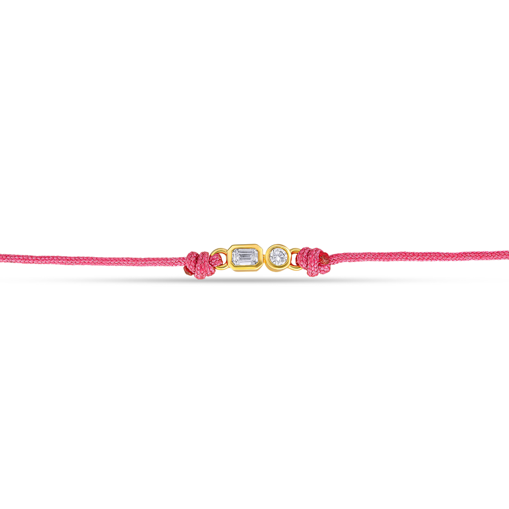 Detailansicht von einem pinken Cord-Armband mit zwei Labordiamanten im Brillant- und Smaragdschliff in Zargenfassung.