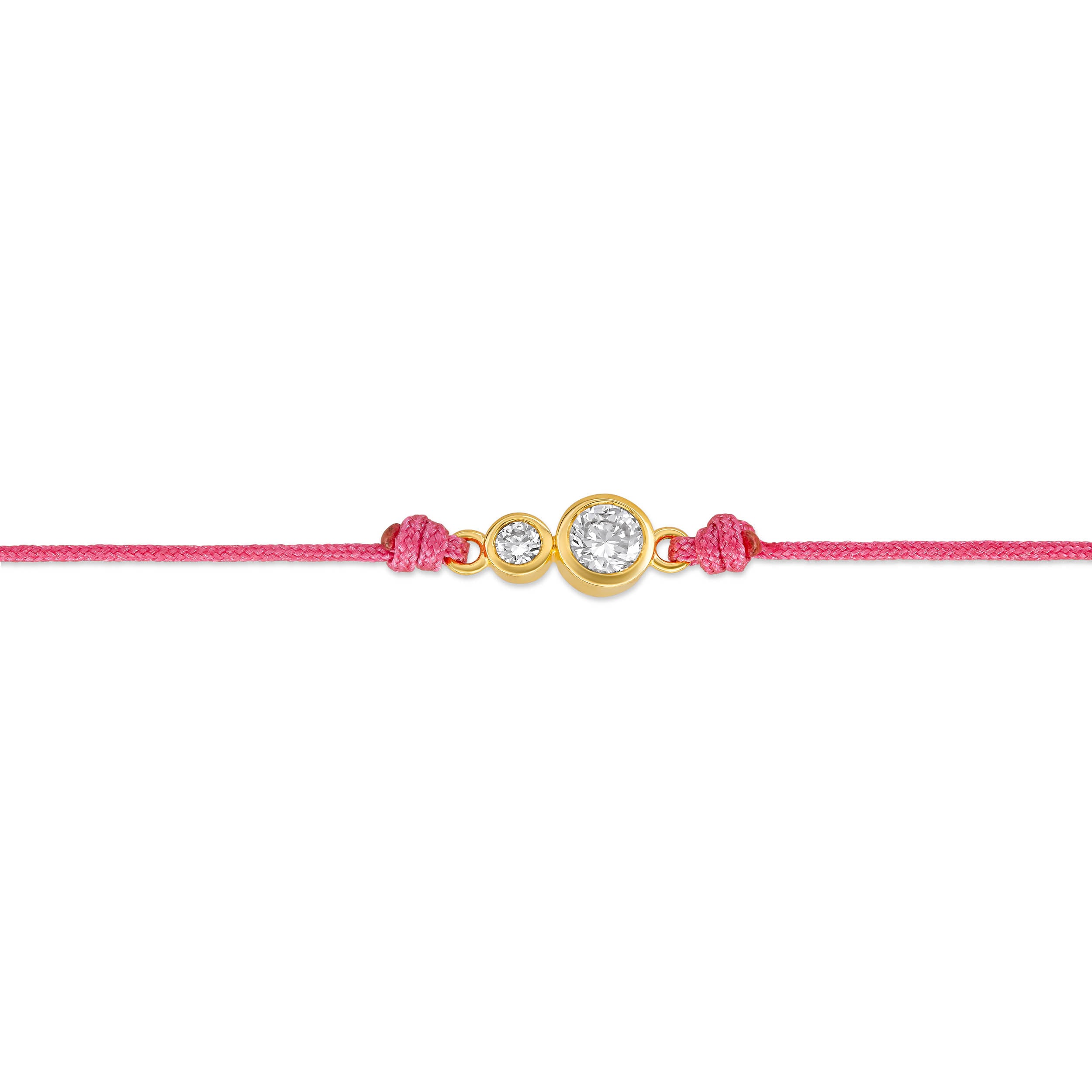 Detailansicht von einem pinken Cord-Armband mit zwei Labordiamanten im Brillantschliff in Zargenfassung.