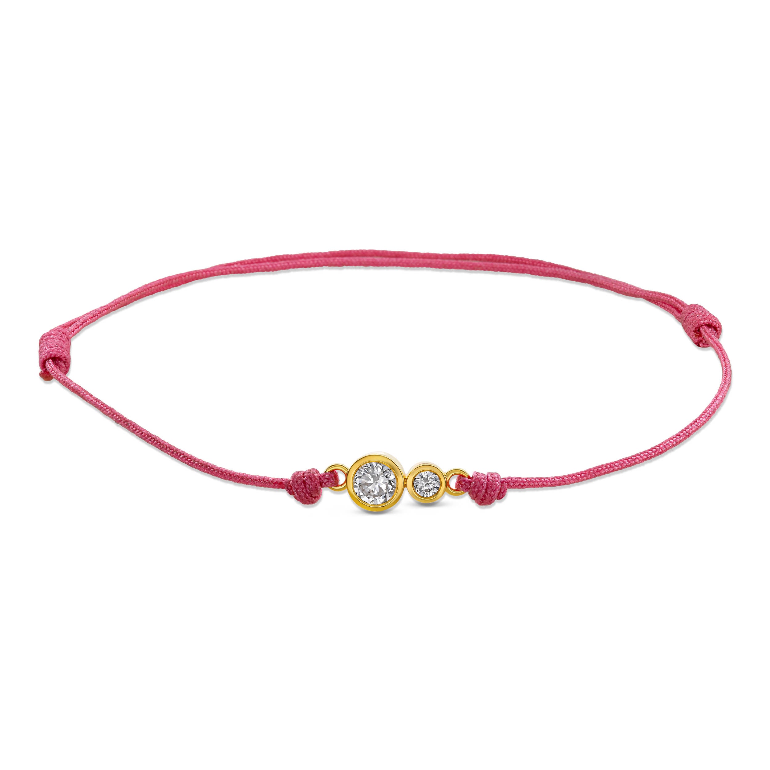 Ein pinkes Cord-Armband mit zwei Labordiamanten im Brillantschliff in Zargenfassung auf weißem Hintergrund.