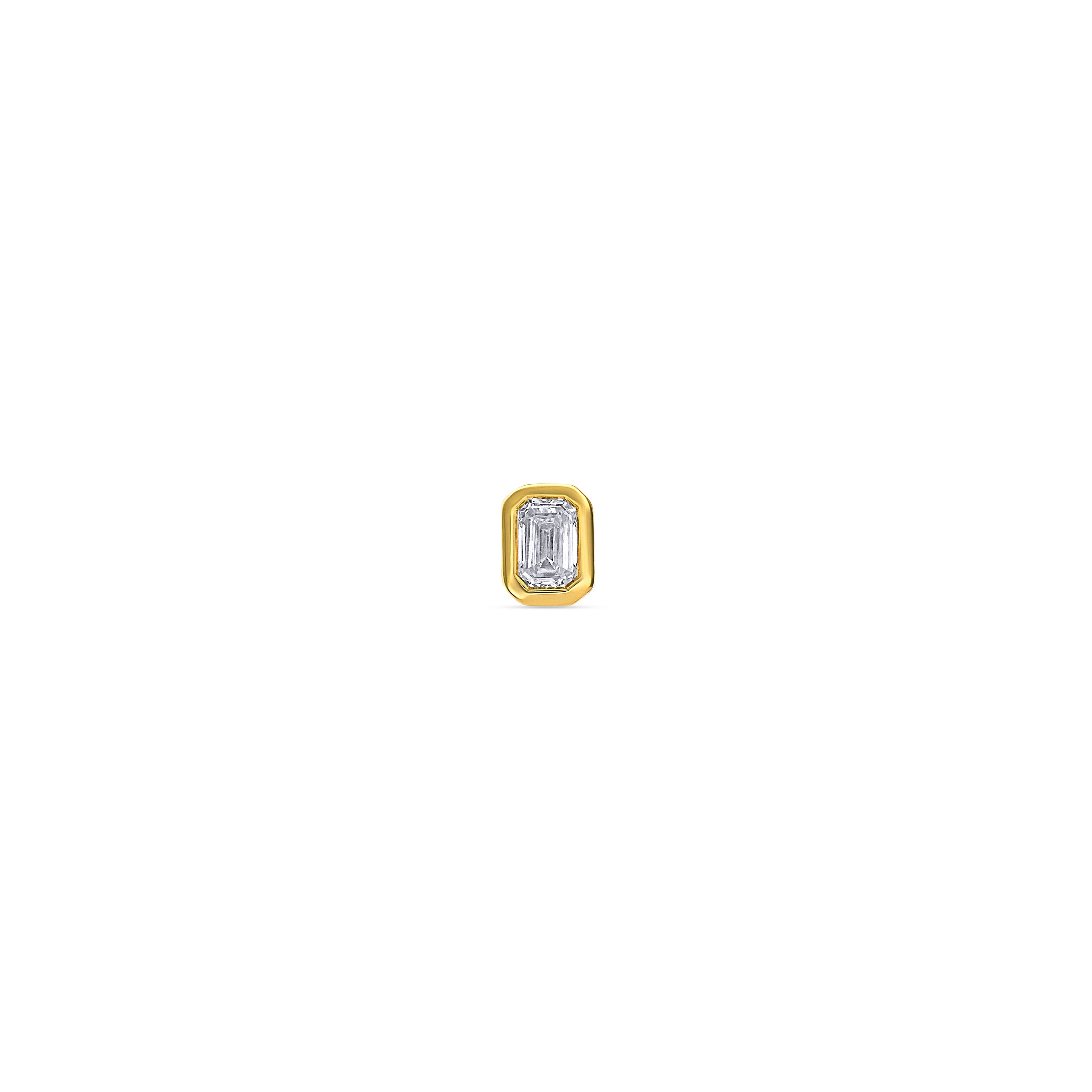 Nahaufnahme von vorne von einem Diamant-Ohrstecker besetzt mit einem kleinen Labordiamanten im Smaragdschliff.