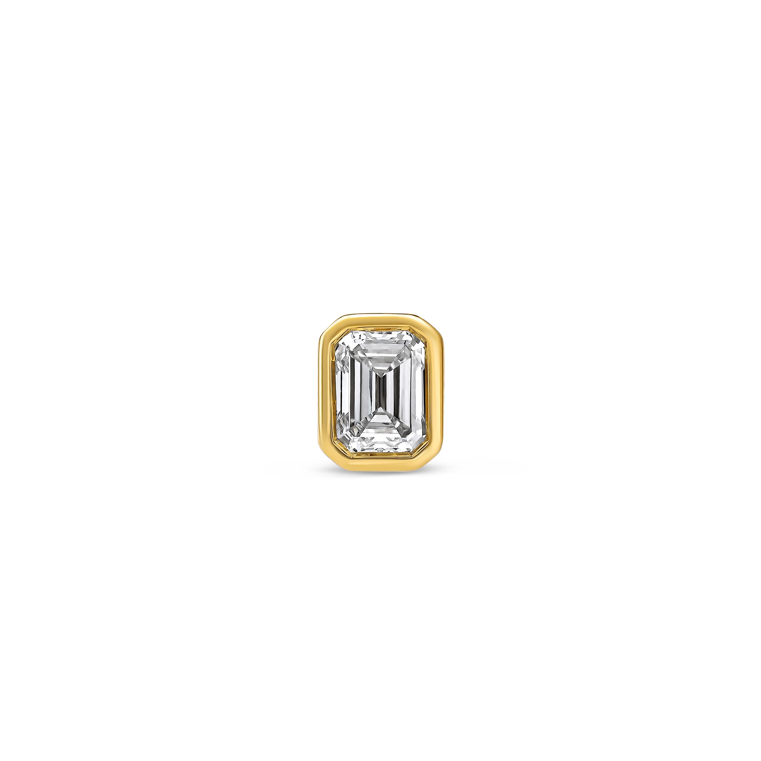 Nahaufnahme von vorne von einem Diamant-Ohrstecker besetzt mit einem Labordiamanten im Smaragdschliff.
