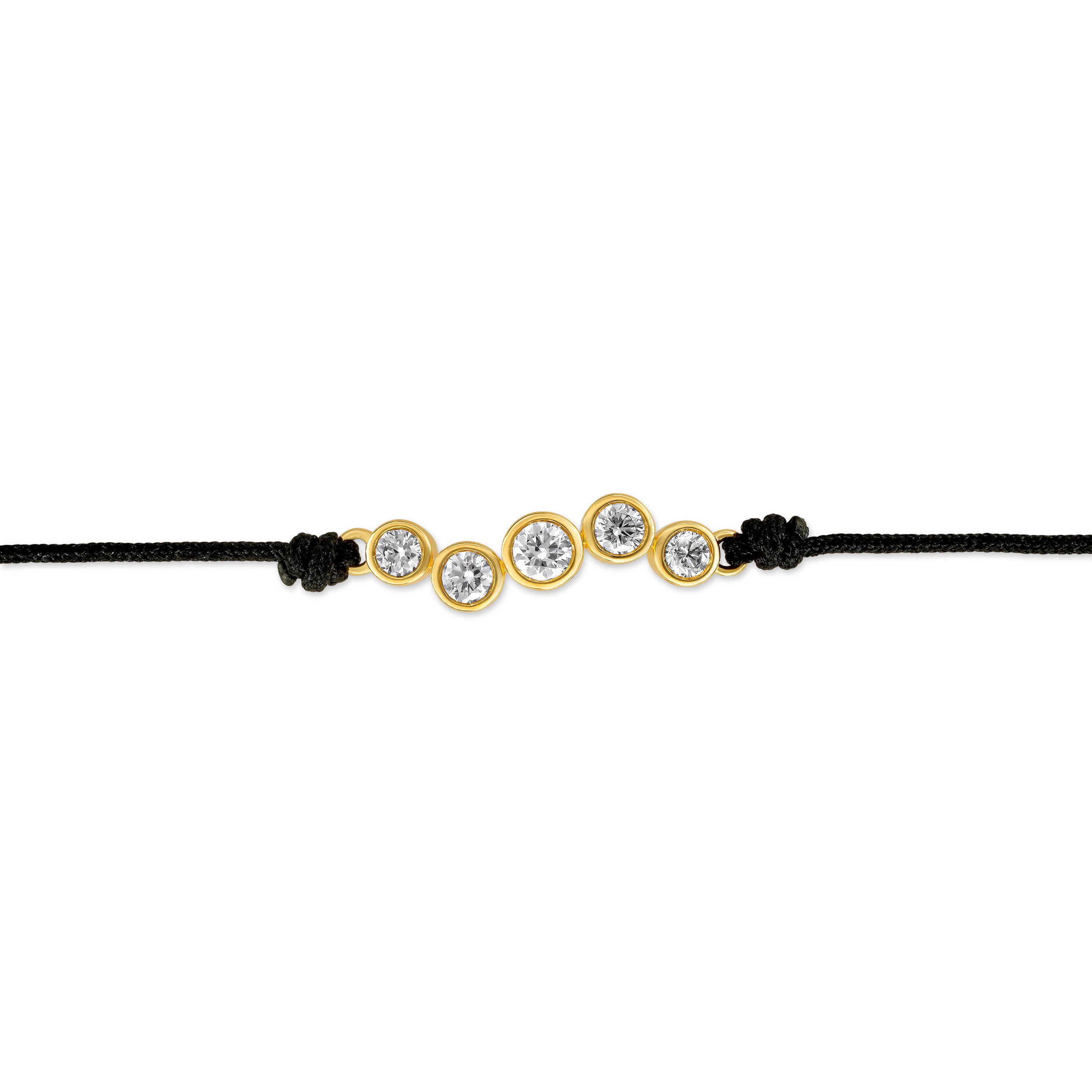 Detailansicht von einem schwarzen Cord-Armband mit fünf runden Labordiamanten im Brillantschliff in Zargenfassung.