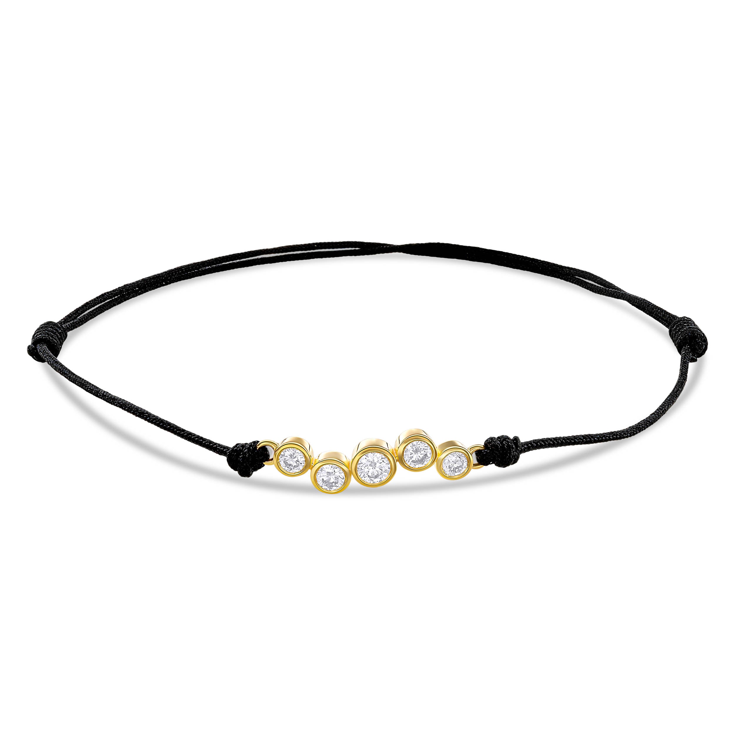 Ein schwarzes Cord-Armband mit fünf runden Labordiamanten im Brillantschliff in Zargenfassung auf weißem Hintergrund.
