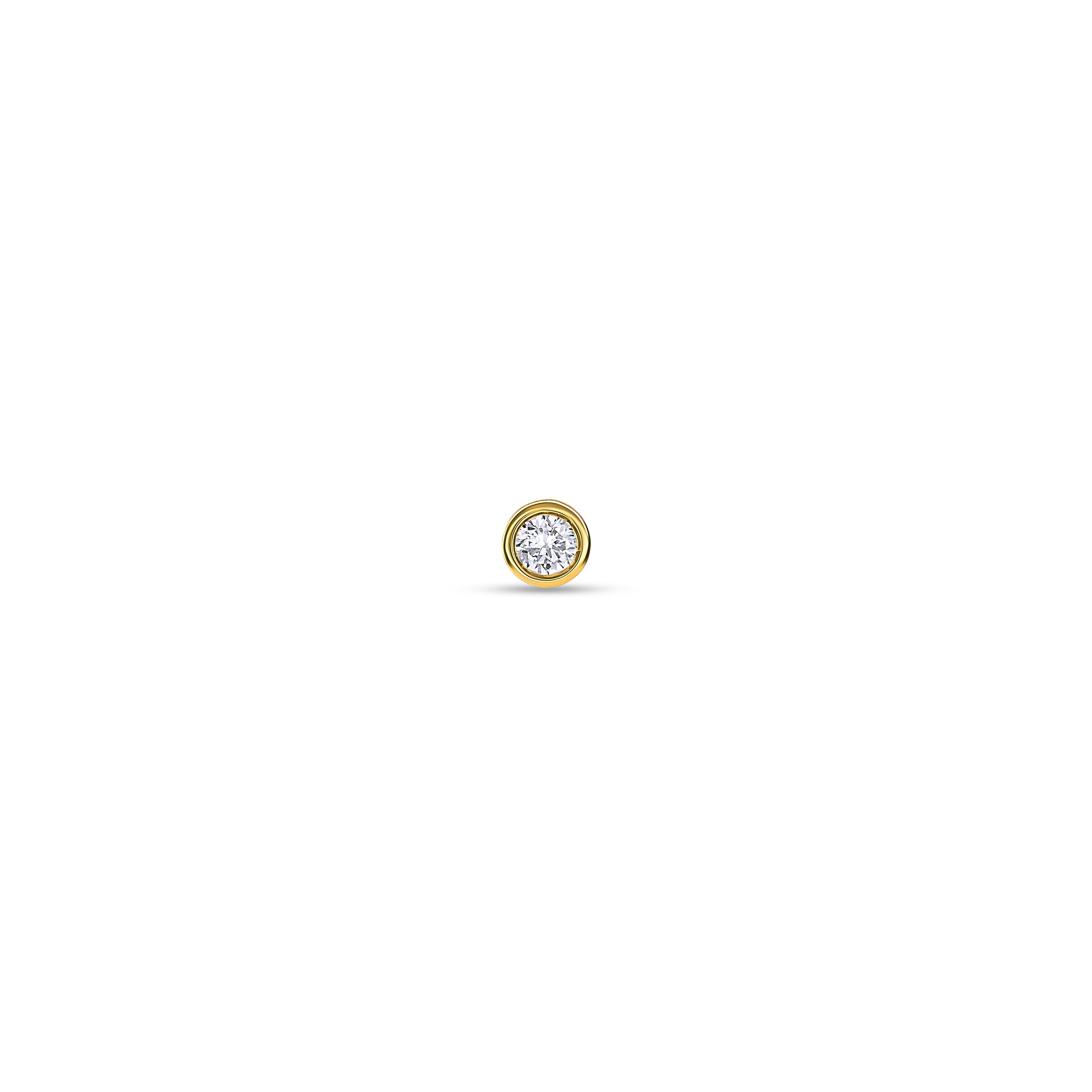 Nahaufnahme von vorne von einem Diamant-Ohrstecker besetzt mit einem kleinen Labordiamanten im runden Brillantschliff.