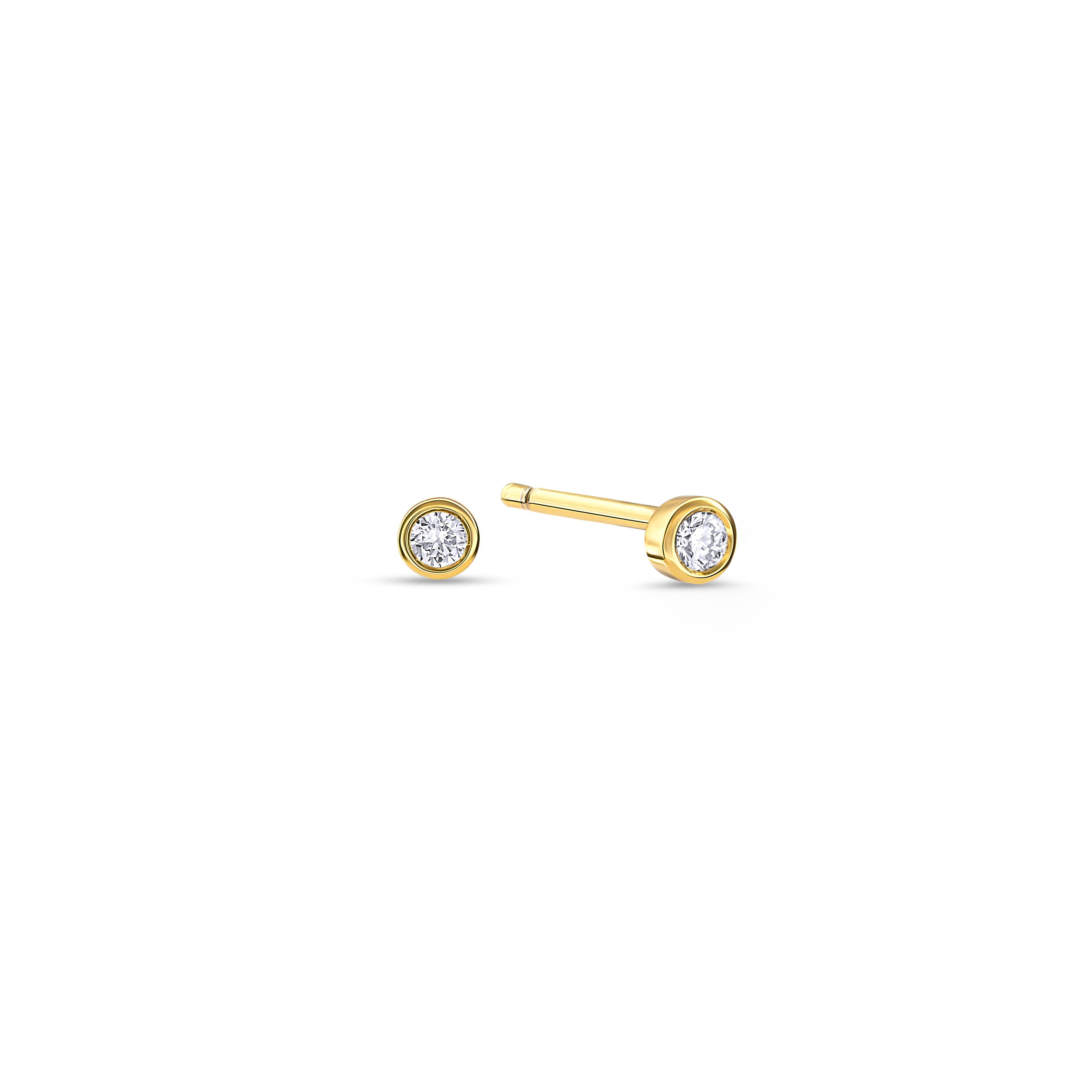 Ein Paar Diamant-Ohrstecker besetzt mit zwei kleinen Labordiamanten im runden Brillantschliff auf weißem Hintergrund.
