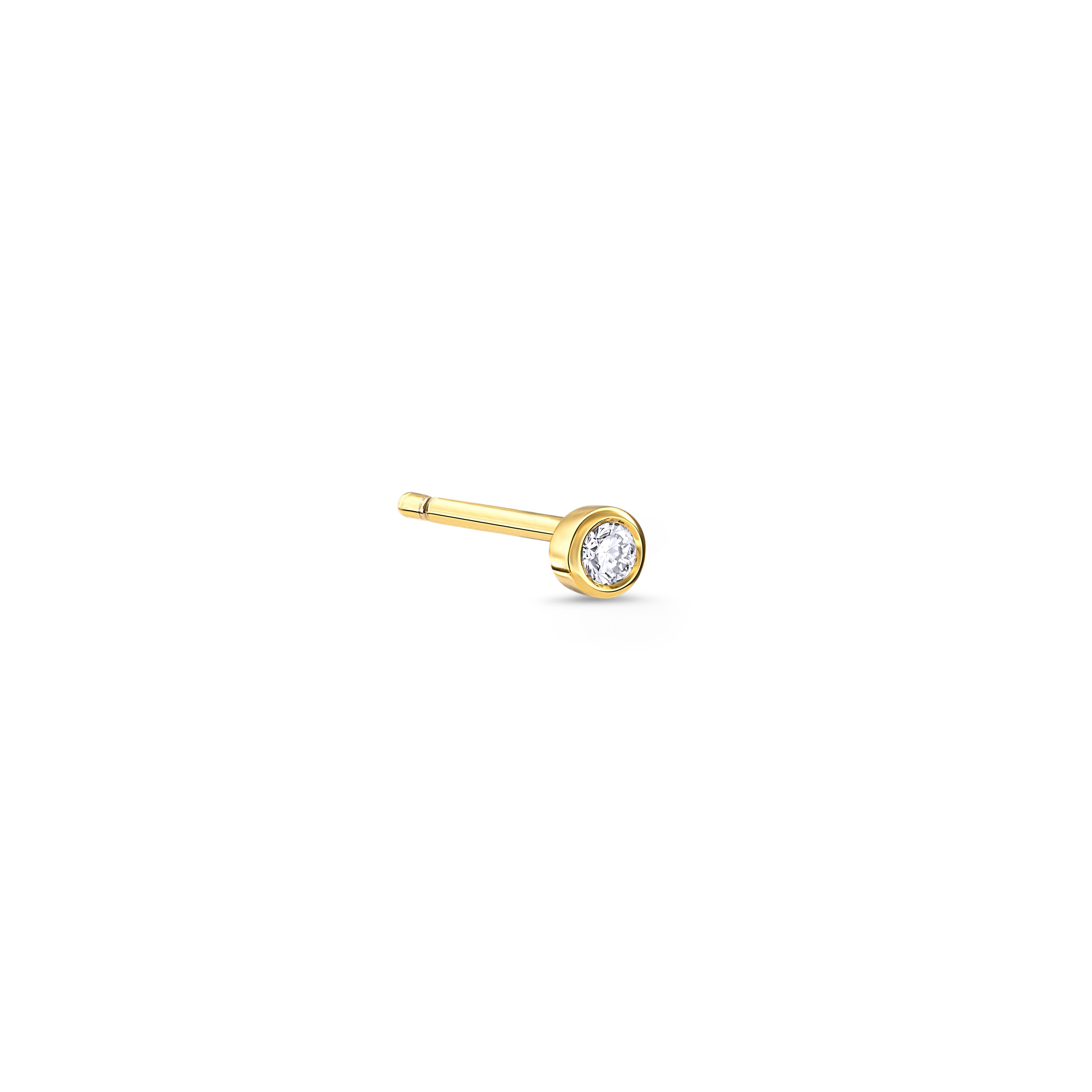 Ein einzelner Diamant-Ohrstecker besetzt mit einem kleinen Labordiamanten im runden Brillantschliff auf weißem Hintergrund.