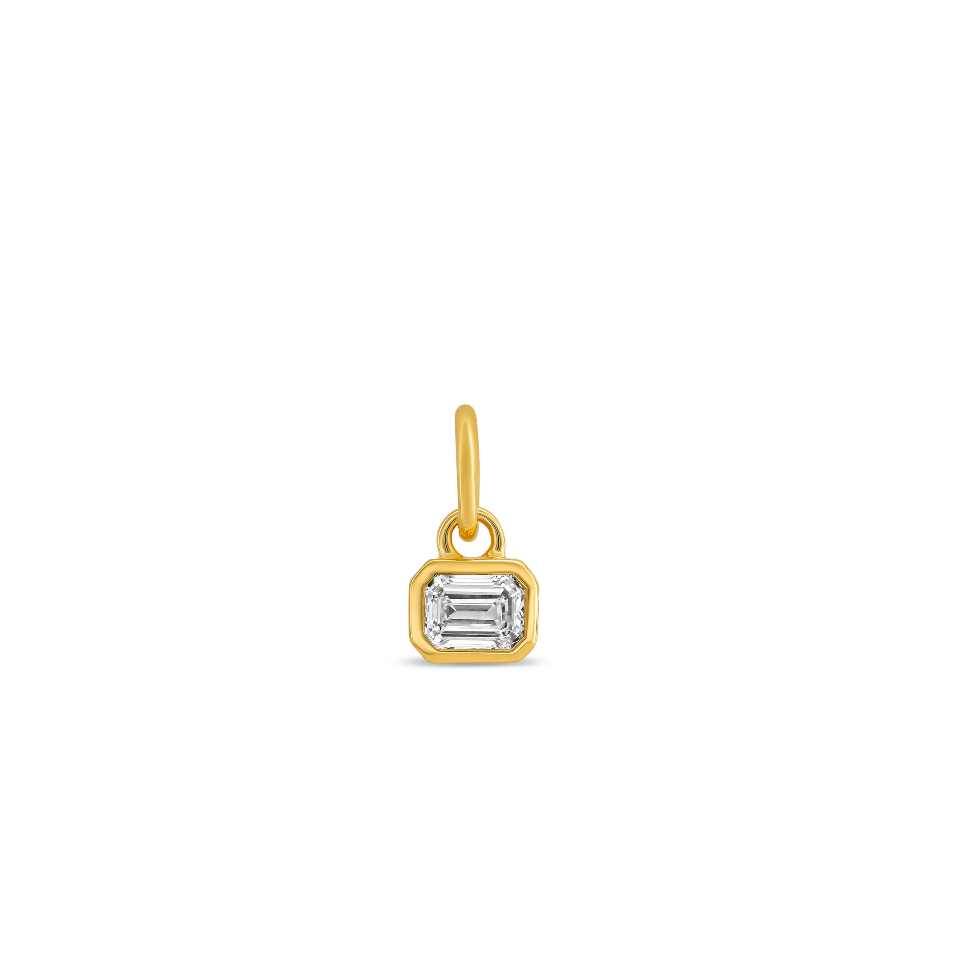 Ein goldener Anhänger mit einem kleinem Labordiamanten in Oktagonform auf weißem Hintergrund.