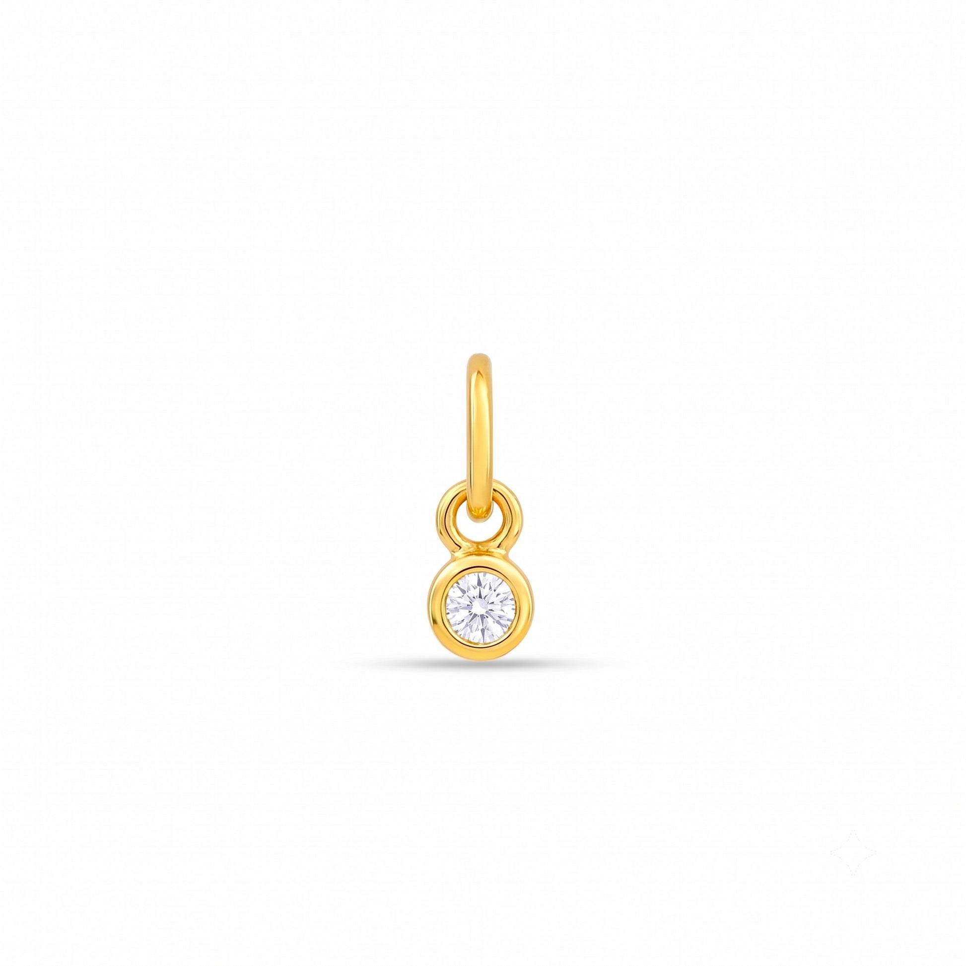 Ein kleiner goldener Anhänger mit einem kleinen Labordiamanten im runden Brillantschliff auf weißem Hintergrund.