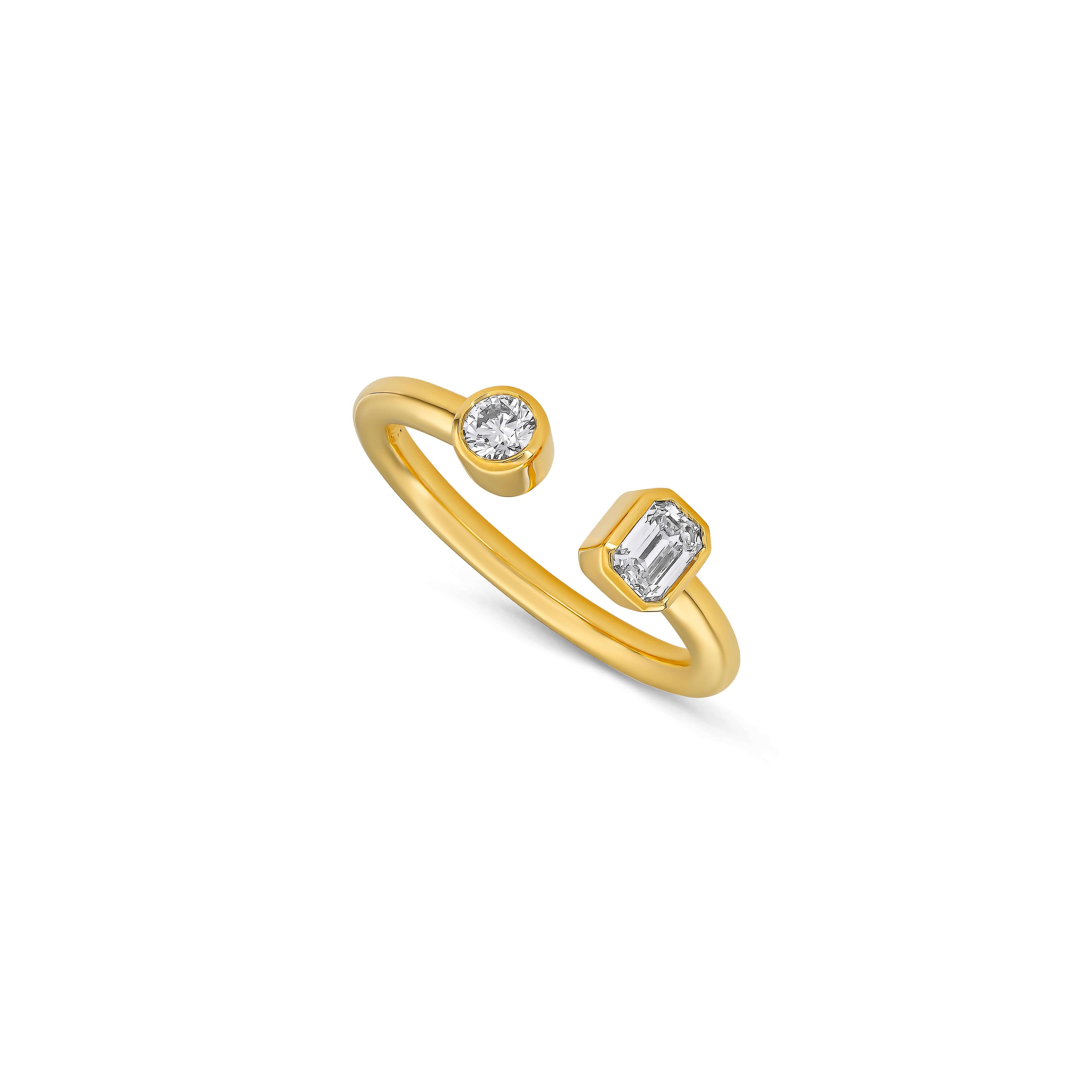 Vergoldeter Ring mit zwei großen Labordiamanten im Smaragdschliff und im Brilliantschliff auf weißem Hintergrund.