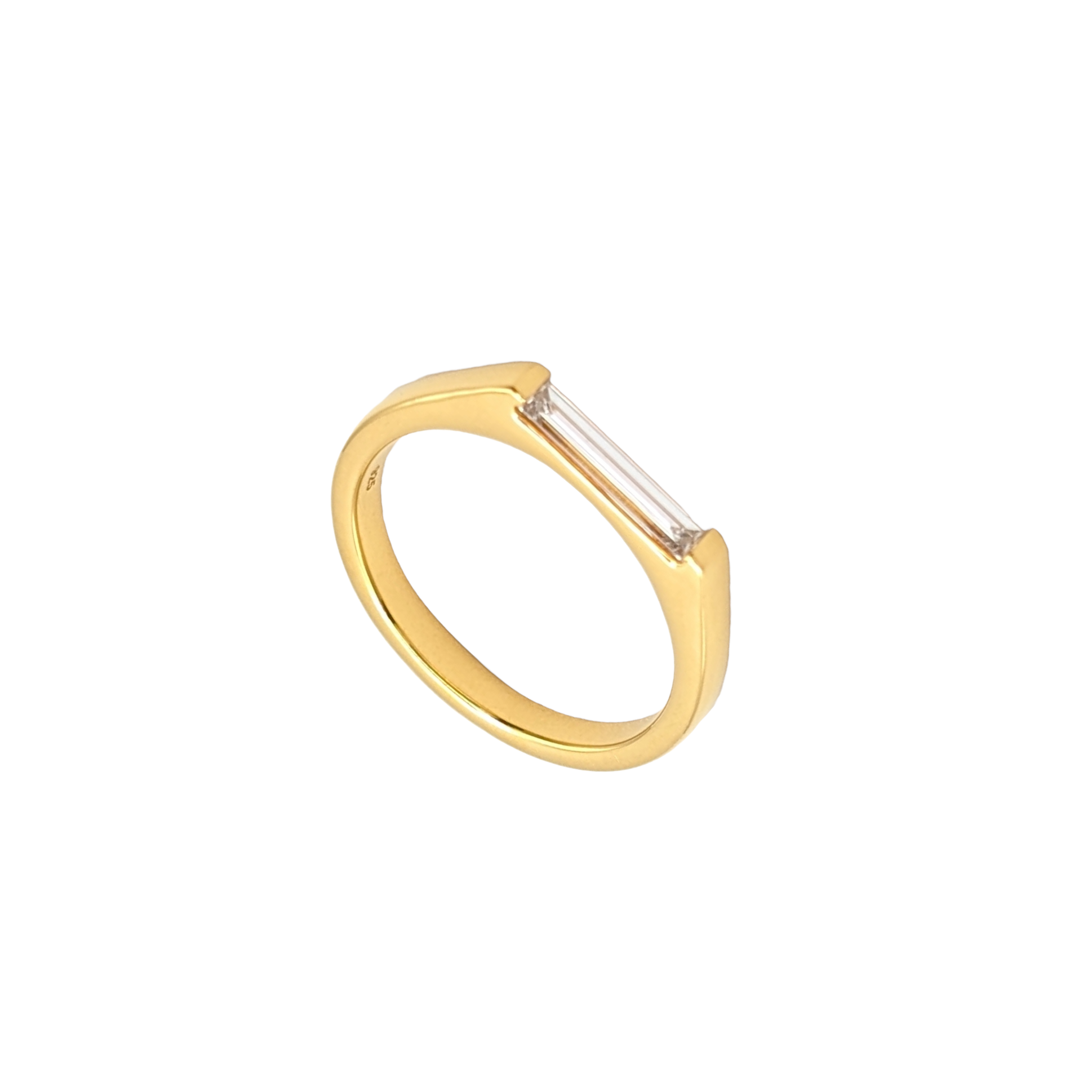 Vergoldeter Ring mit einem Labordiamanten im Baguetteschliff auf weißem Hintergrund.