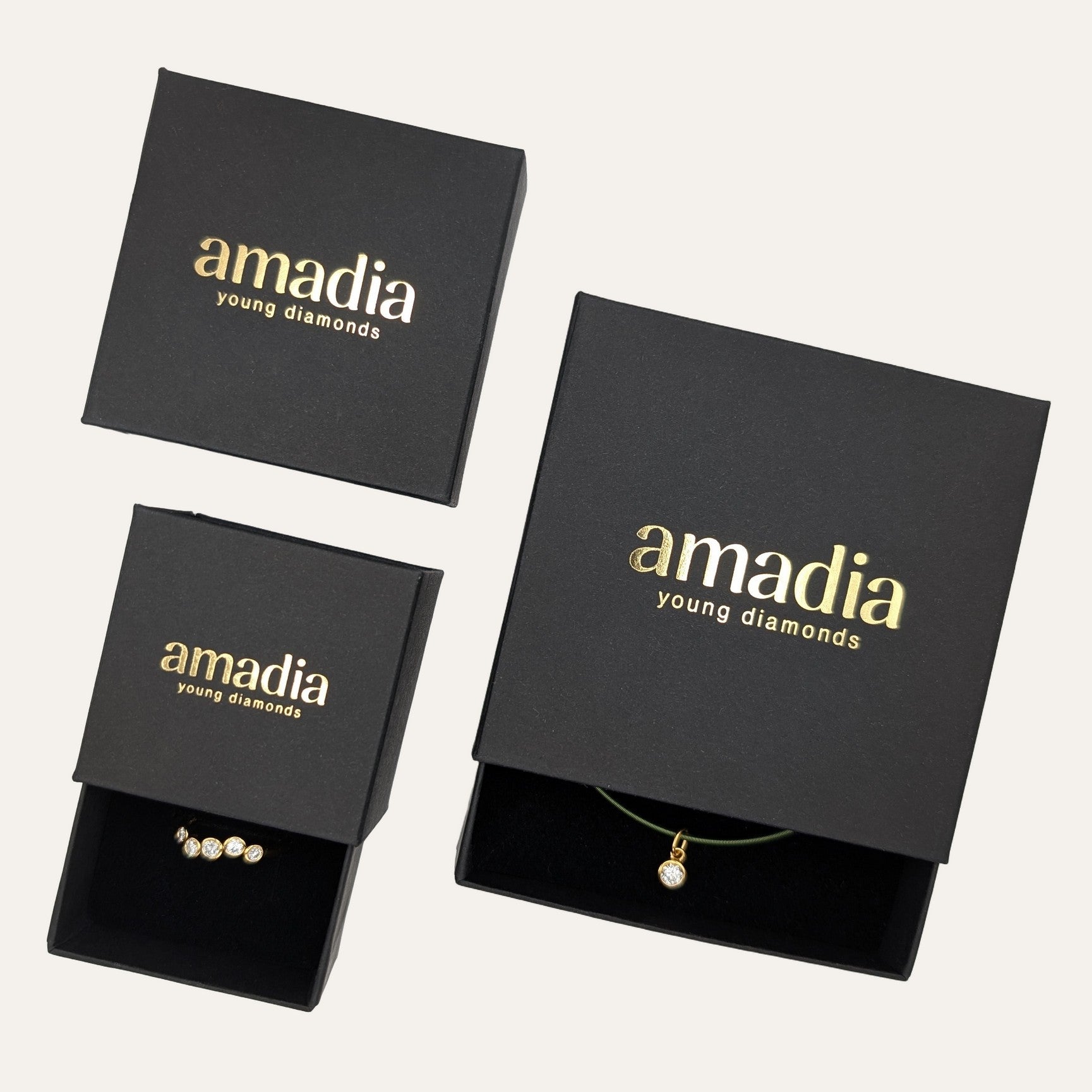 Schwarze Schachteln für Schmuck von amadia-young diamonds.