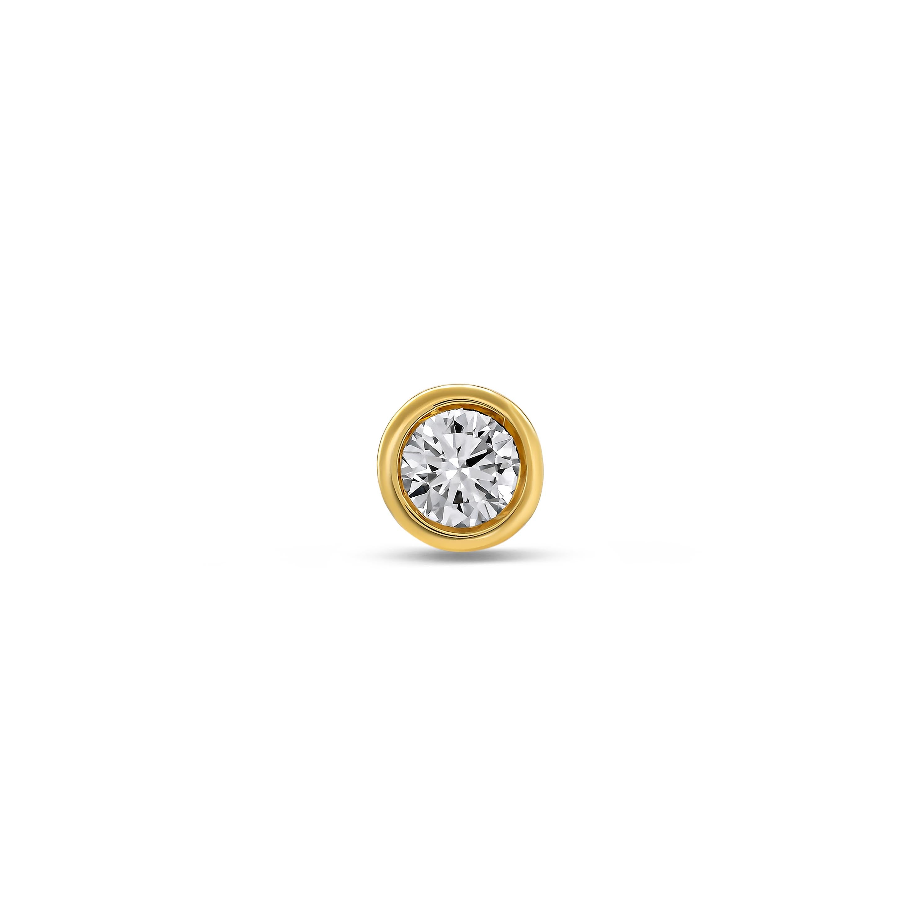 Nahaufnahme von vorne von einem Diamant-Ohrstecker besetzt mit einem Labordiamanten im runden Brillantschliff.