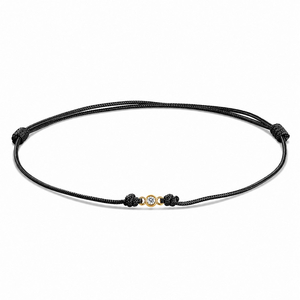 Detailansicht von einem schwarzen Cord-Armband mit einem kleinen Labordiamanten im Brillantschliff in Zargenfassung auf weißem Hintergrund.