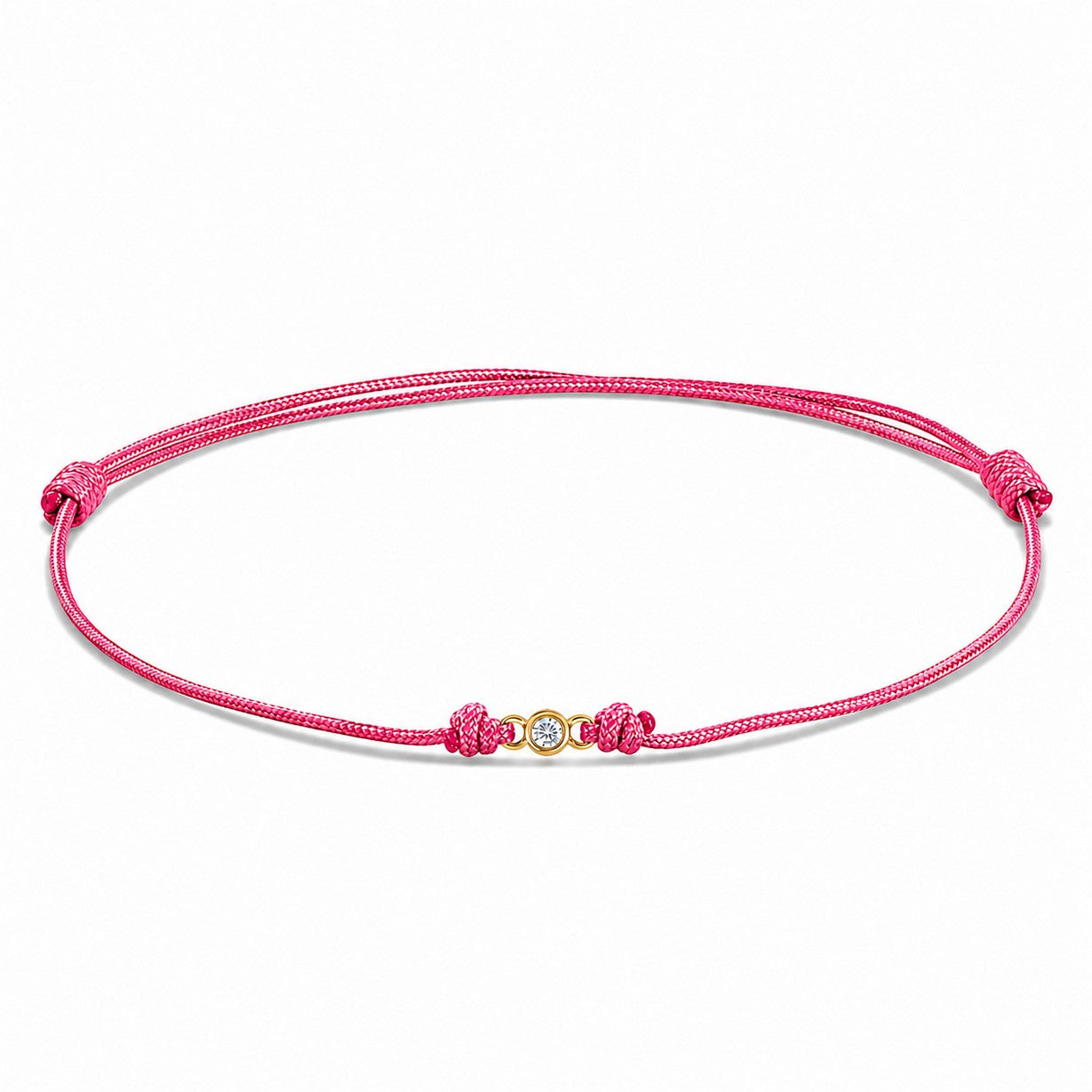 Detailansicht von einem pinken Cord-Armband mit einem kleinen Labordiamanten im Brillantschliff in Zargenfassung auf weißem Hintergrund.