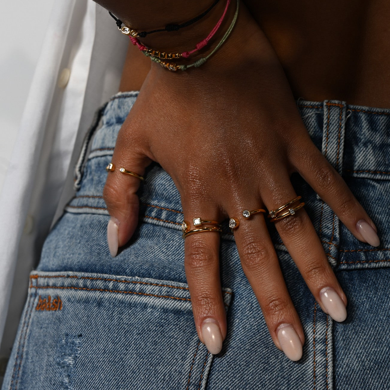 Model trägt ein Stack aus Ringen und Armbändern mit Lab-Grown-Diamanten von amadia – young diamonds.