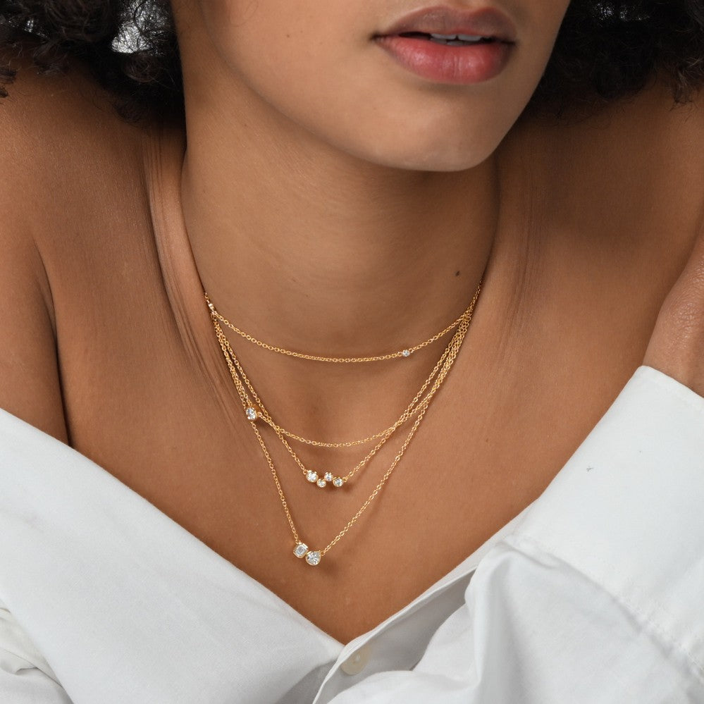 Model trägt ein Stack aus Halsketten mit Lab-Grown-Diamanten von amadia – young diamonds.