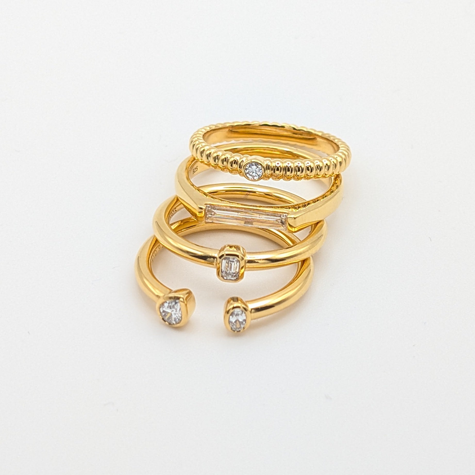 Ein Stack aus Ringen mit Lab-Grown-Diamanten von amadia – young diamonds auf weißem Hintergrund.