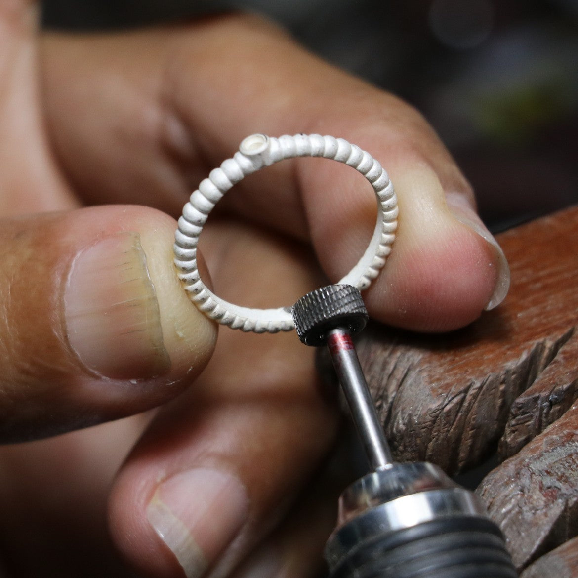 Handgefertigte Herstellung eines Rings in der Schmuckwerkstatt von amadia – young diamonds.