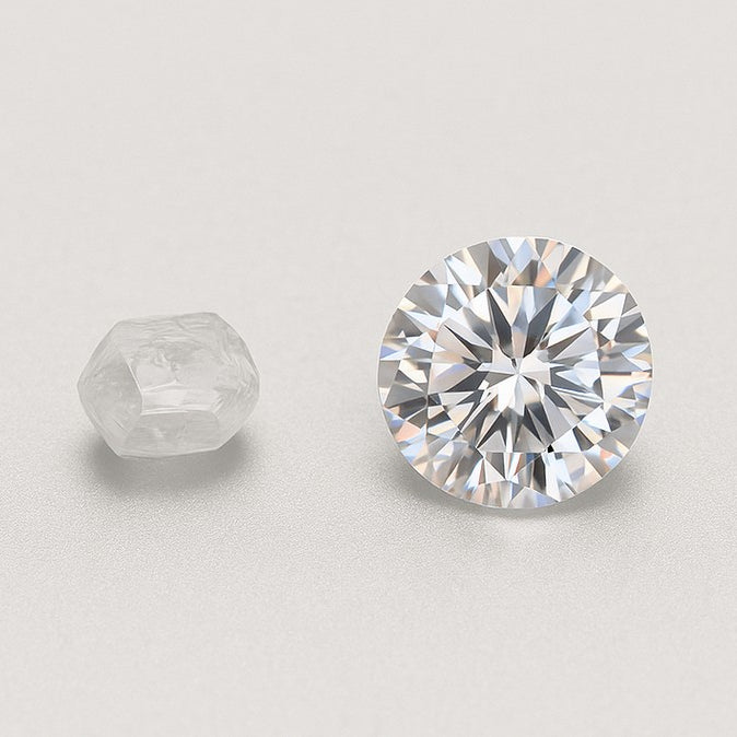 Ein roher und ein geschliffener lab-grown Diamant auf weißen Hintergrund.