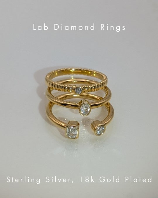 3 Lab-Diamant-Ringe auf spiegelnden Untergrund