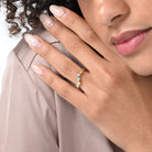 Nahaufnahme von einem vergoldeten Labordiamantring mit 5 runden Steinen am Ringfinger getragen