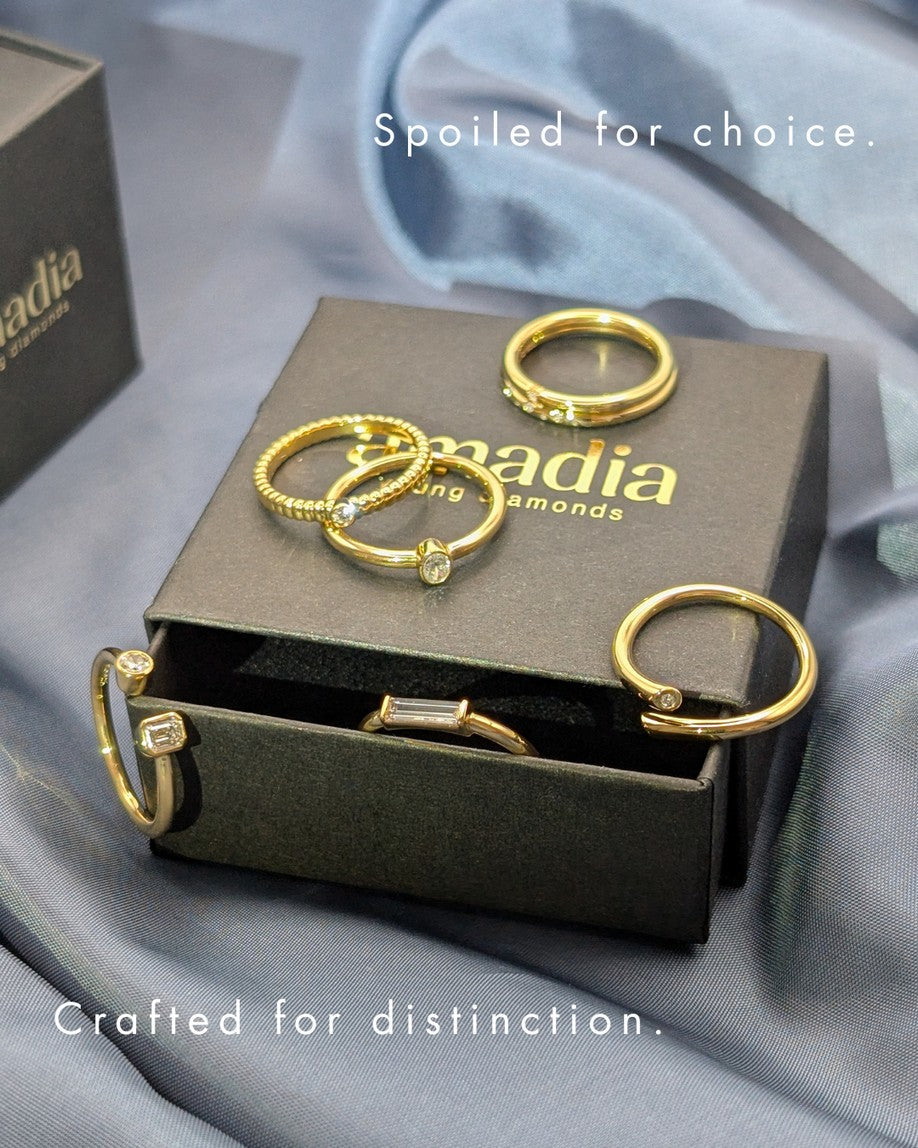 Eine schwarze Schmuckbox von amadia mit verschiedenen Ringen.