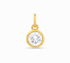 Ein goldener Anhänger mit einem großem Labordiamanten im runden Brillantschliff mit 1,0 ct auf weißem Hintergrund.