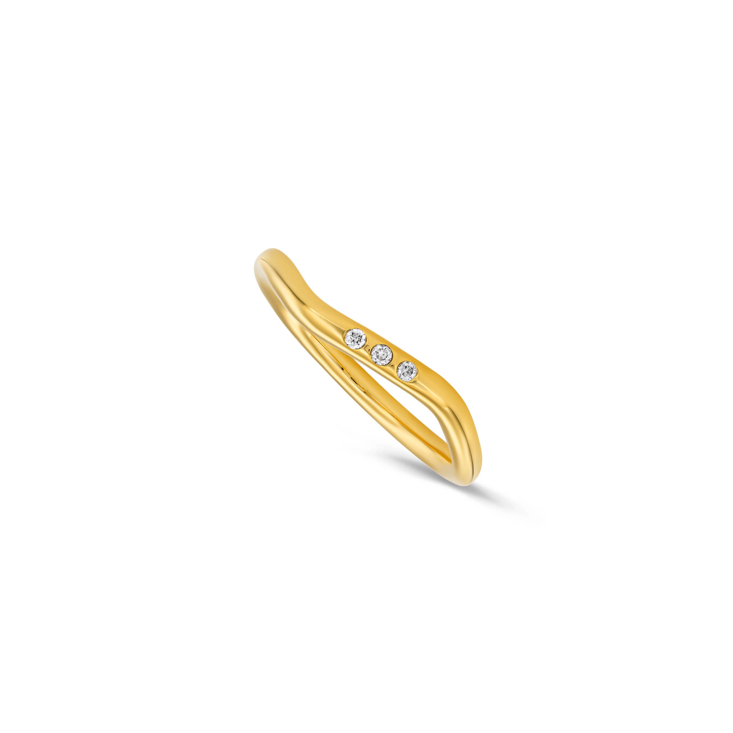 Ein zierlicher vergoldeter Ring mit drei runden Labordiamanten im Brillantschliff auf weißem Hintergrund.