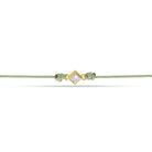 Detailansicht von einem grünen Cord-Armband mit einem kleinen Labordiamanten im Princessschliff auf weißem Hintergrund.