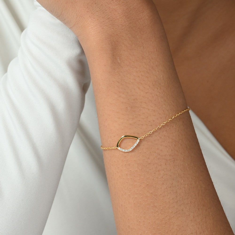 Nahaufnahme von einer vergoldeten Armkette mit einem Kite Design besetzt mit 11 runden Labordiamanten im Brillantschliff.