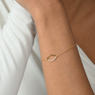 Nahaufnahme von einer vergoldeten Armkette mit einem Kite Design besetzt mit 11 runden Labordiamanten im Brillantschliff.