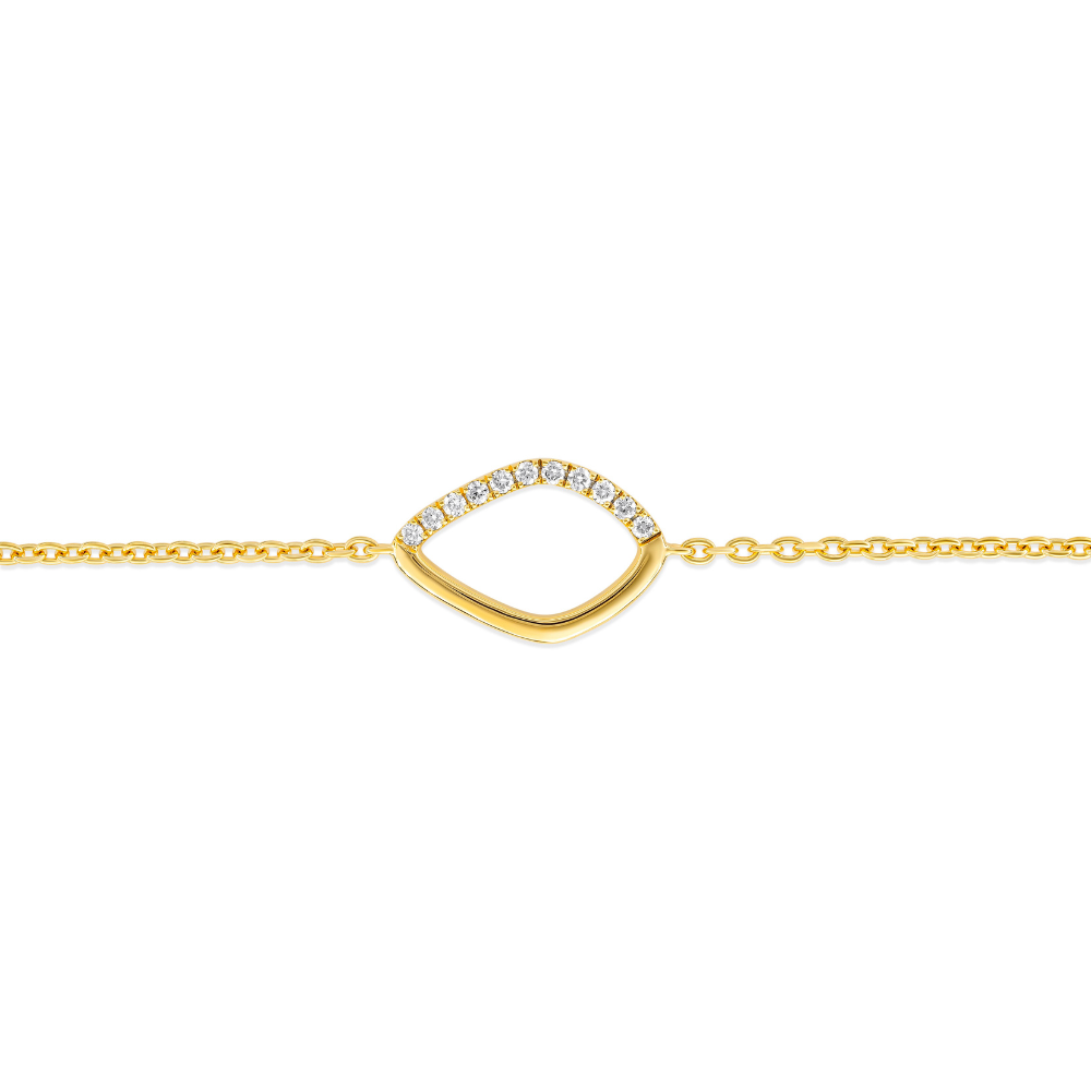 Detailansicht von einer vergoldeten Armkette mit einem Kite Design mit 11 runden Labordiamanten.