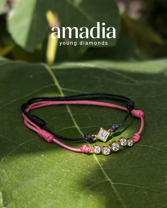 2 Cord-Diamant-Armbänder auf einem grünen Blatt