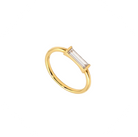Vergoldeter Ring mit einem länglich geschliffenen Labordiamanten vor weißem Hintergrund.