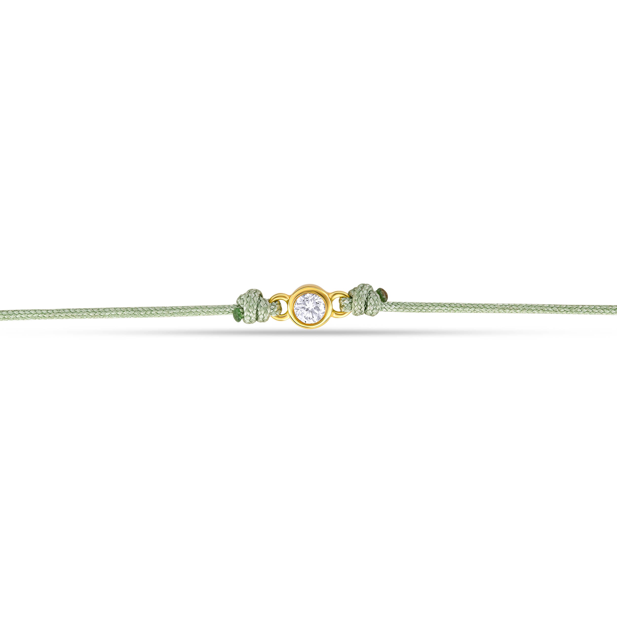 Detailansicht von einem grünen Cord-Armband mit einem Labordiamanten im Brillantschliff  in Zargenfassung auf weißem Hintergrund.