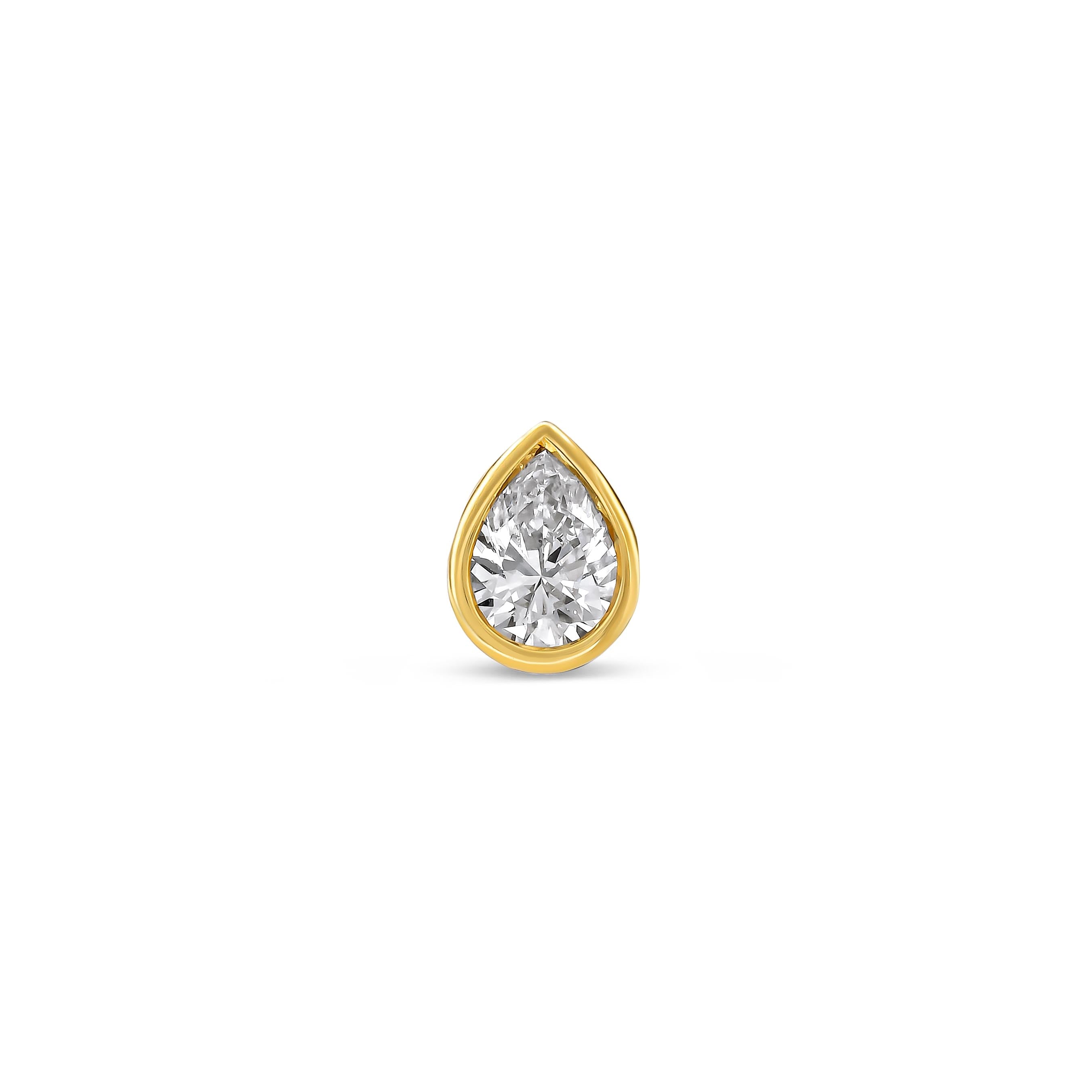 Nahaufnahme von vorne von einem Diamant-Ohrstecker besetzt mit einem Labordiamanten im Tropfenschliff auf weißem Hintergrund.
