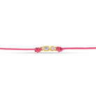 Detailansicht von einem pinken Cord-Armband mit zwei Labordiamanten im Brillant- und Smaragdschliff in Zargenfassung.