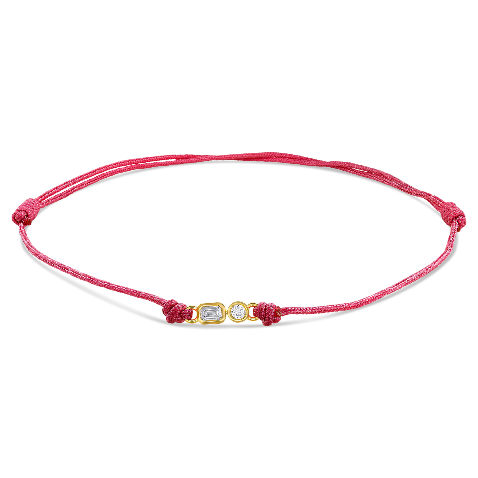 Ein pinkes Cord-Armband mit 2 Labordiamanten im Brillant- und Smaragdschliff  in Zargenfassung auf weißem Hintergrund.