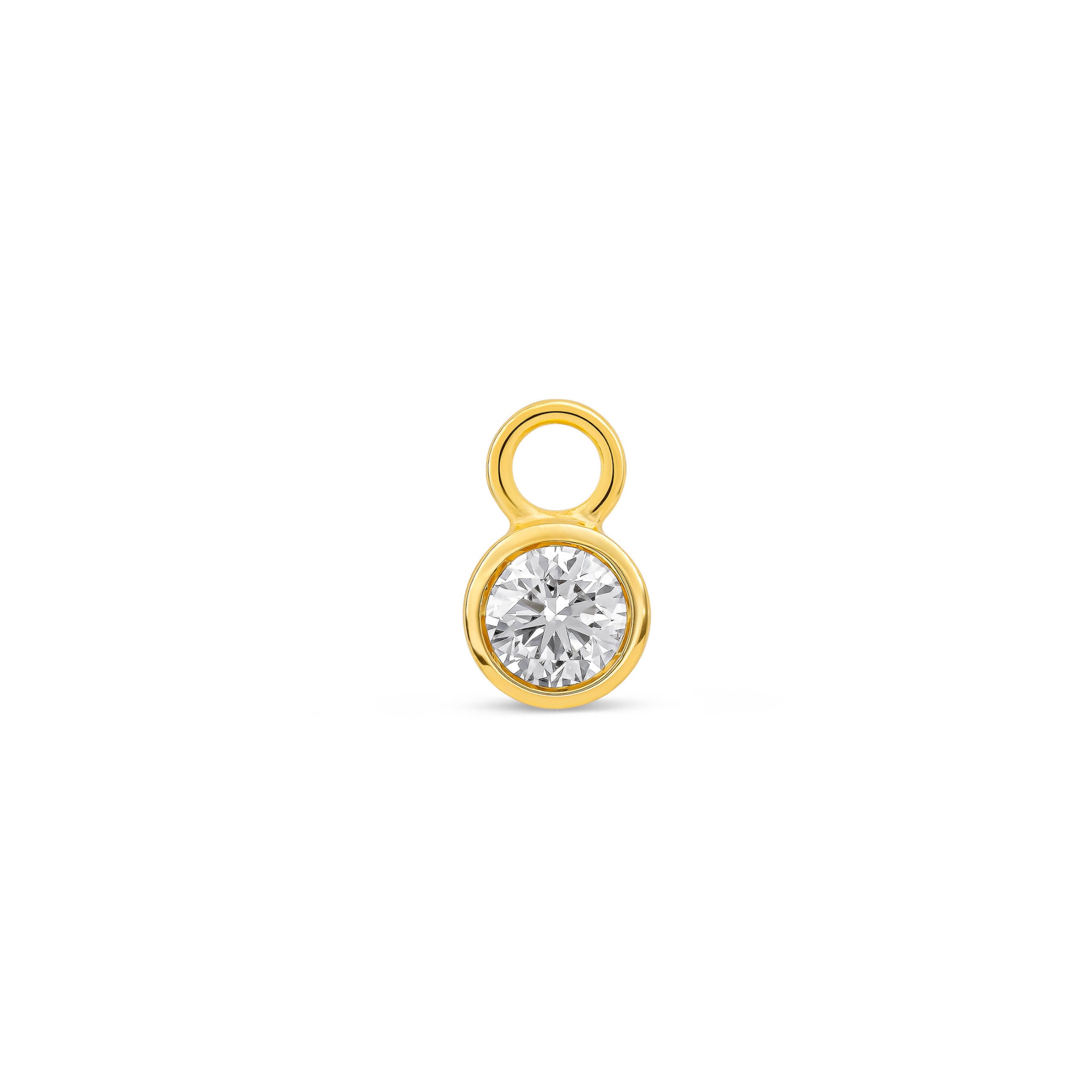 Ein einzelner Diamant-Charm besetzt mit einem Labordiamanten im runden Brillantschliff auf weißem Hintergrund.