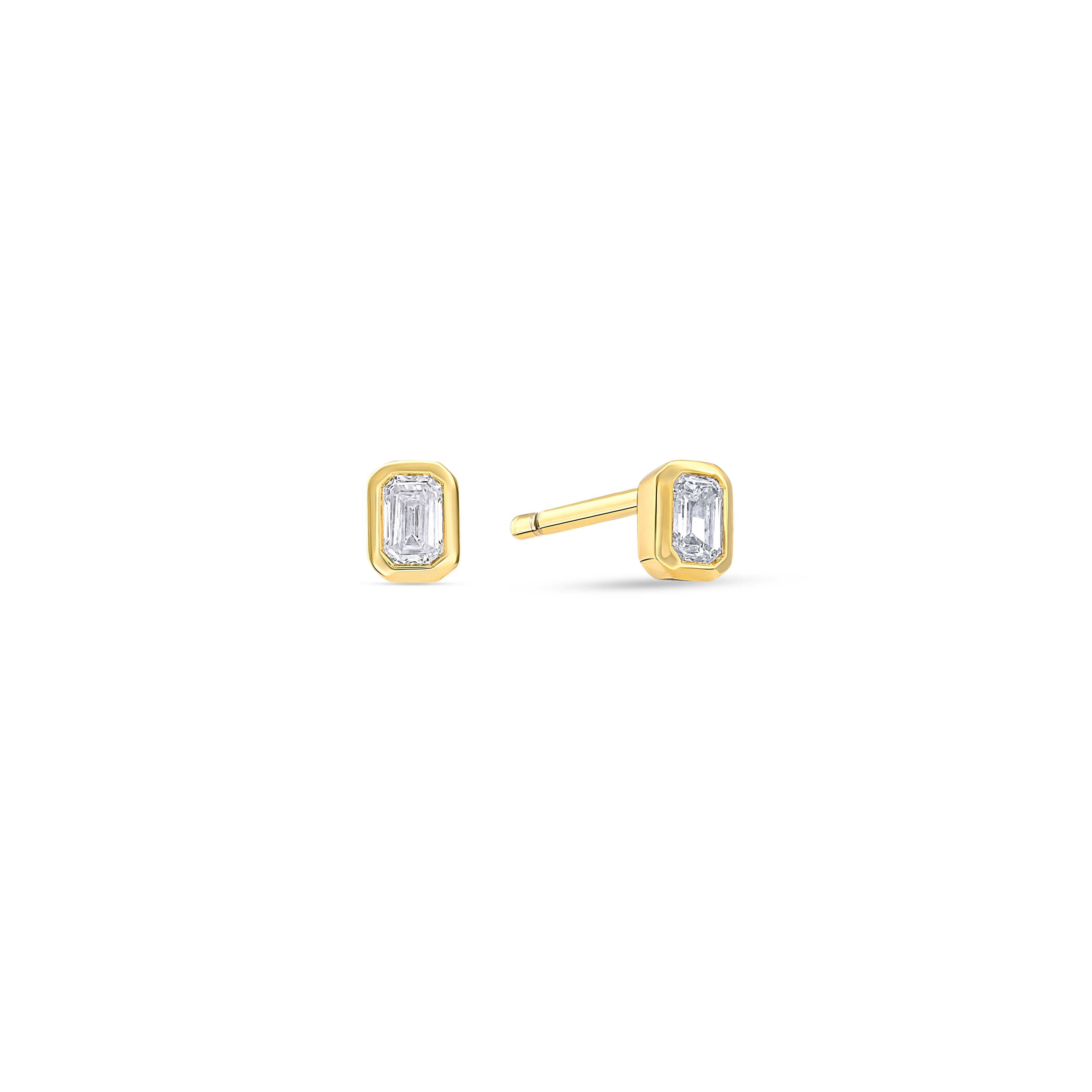 Ein Paar Diamant-Ohrstecker besetzt mit kleinen Labordiamanten im Smaragdschliff auf weißem Hintergrund.