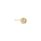 Ein einzelner Diamant-Ohrstecker mit einem großen Labordiamanten im runden Brillantschliff auf weißem Hintergrund.