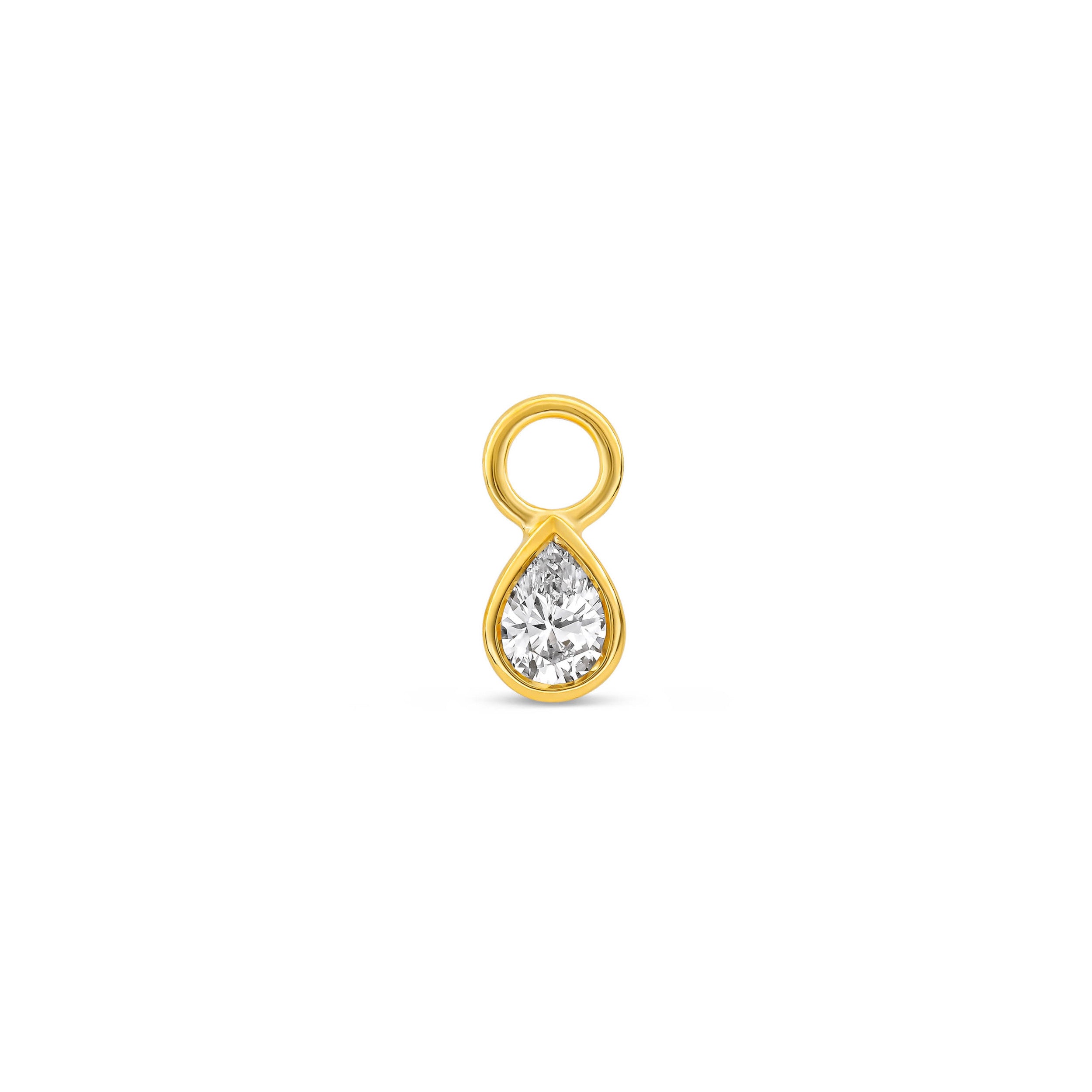 Ein einzelner Diamant-Charm besetzt mit einem Labordiamanten im Tropfenschliff auf weißem Hintergrund.