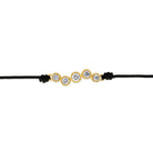 Detailansicht von einem schwarzen Cord-Armband mit fünf runden Labordiamanten im Brillantschliff in Zargenfassung.